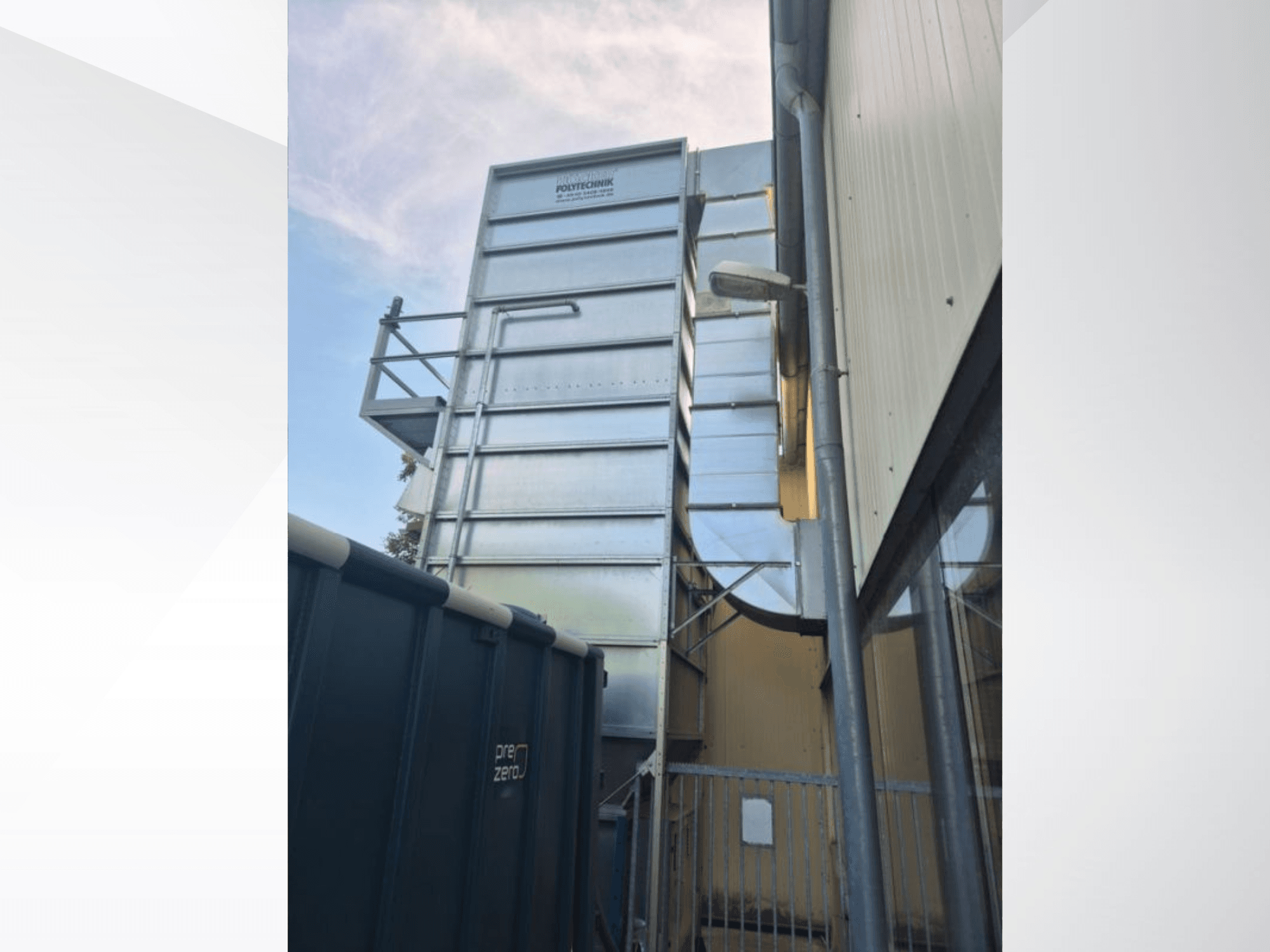 Polytechnick MultiStar JP5 BrikStar c-3 18 firmy HOCKER, widok z boku przedstawiający metalową konstrukcję i przewody na tle nieba.