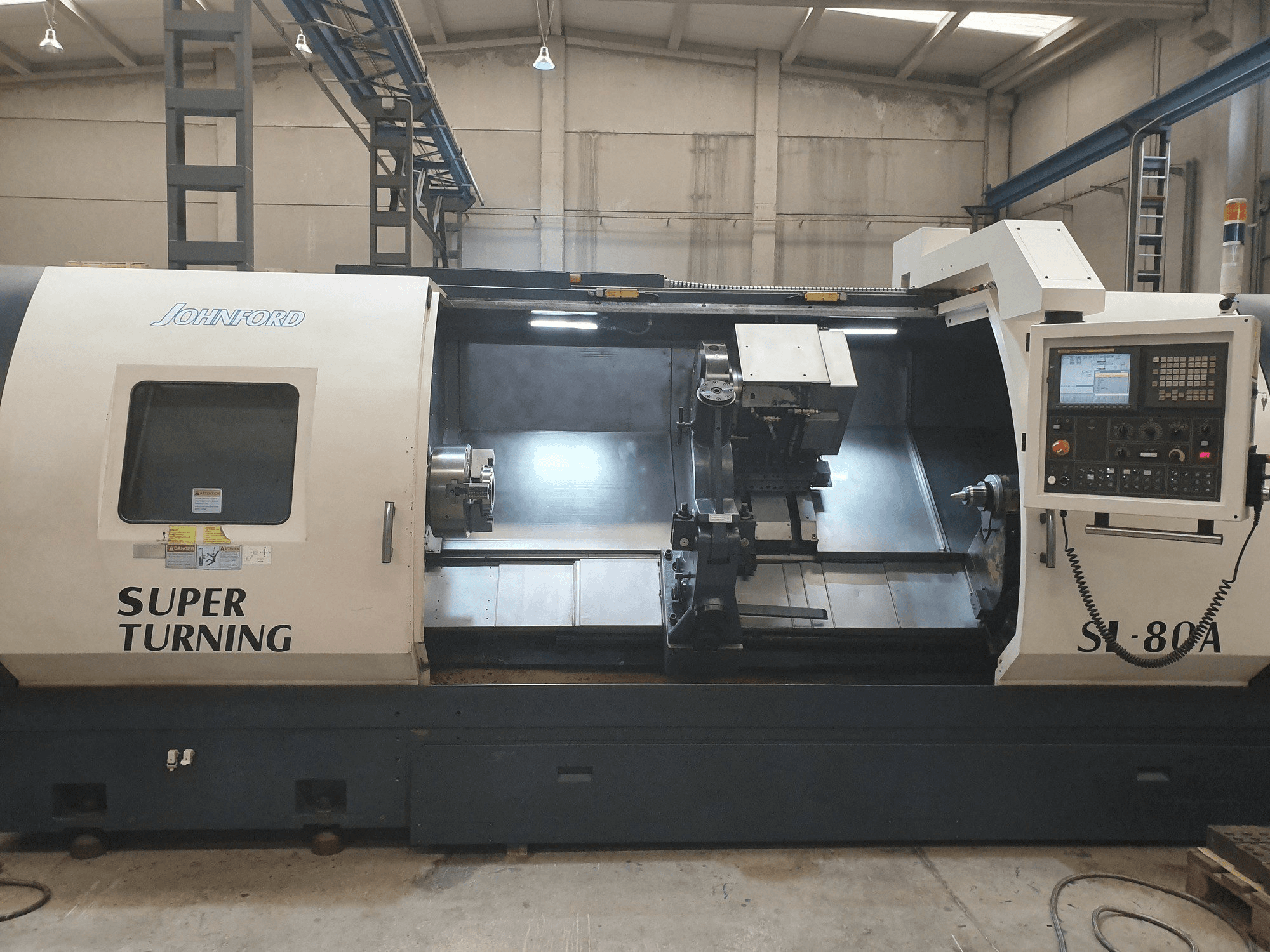 Widok z przodu maszyny Johnford SL-80A