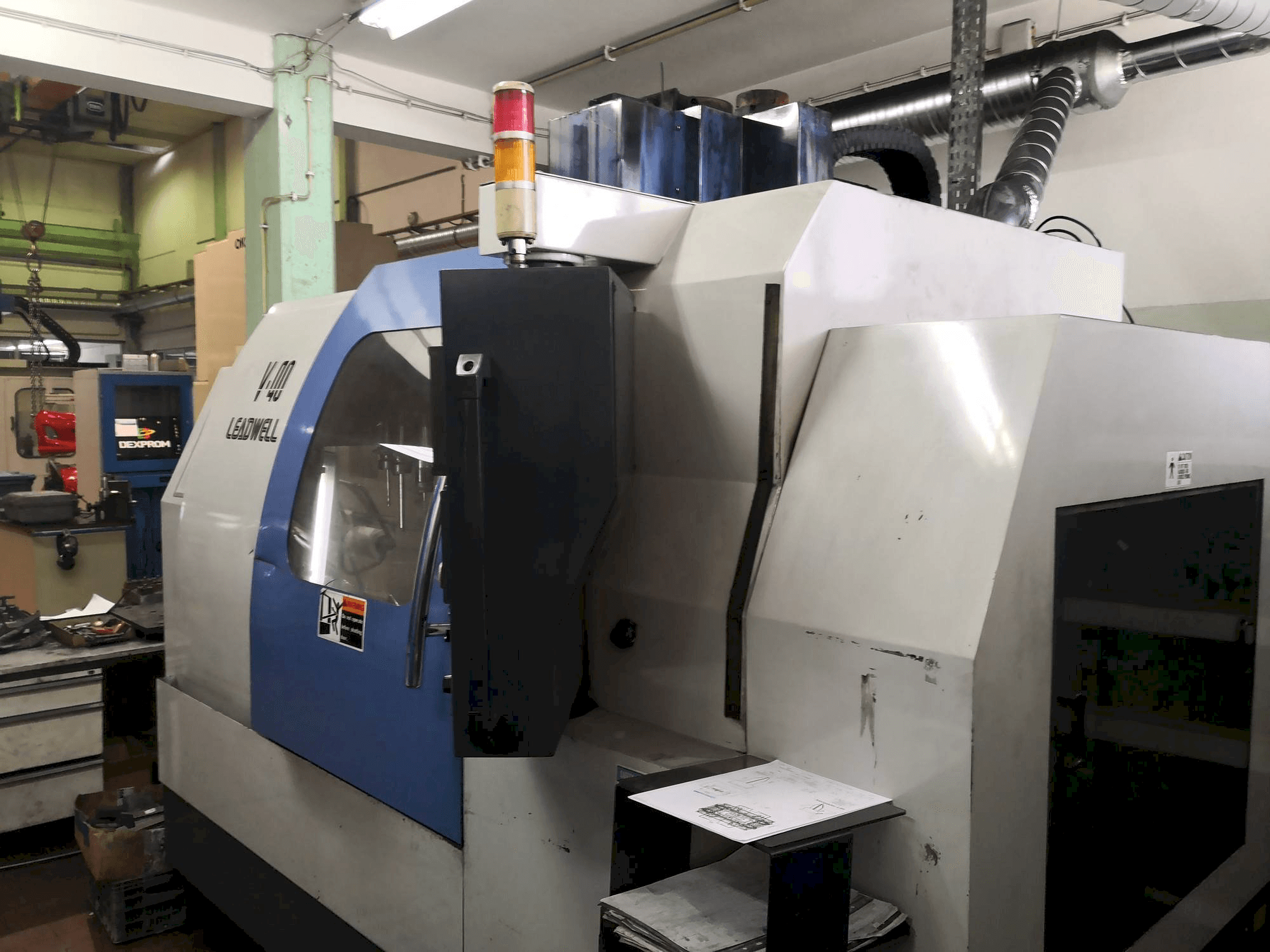Widok z przodu maszyny Leadwell V-40