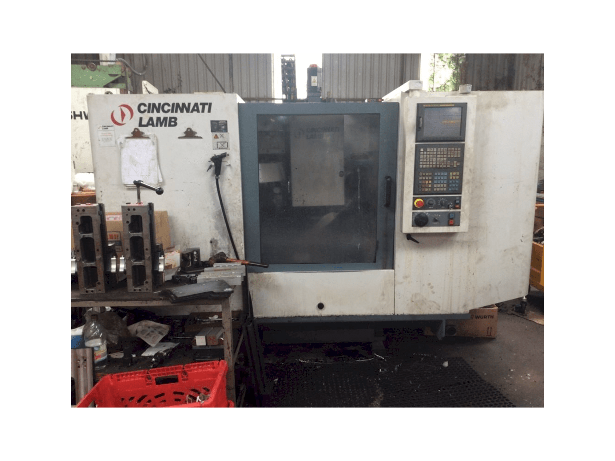 Widok z przodu maszyny Cincinnati Lamb VCnC 760