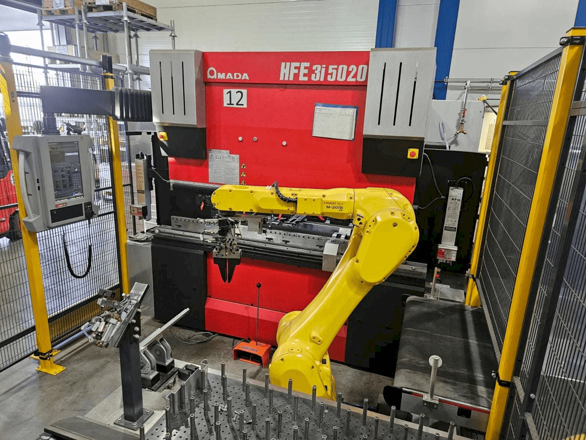 Widok z przodu maszyny AMADA HFE5020 3i + Robot