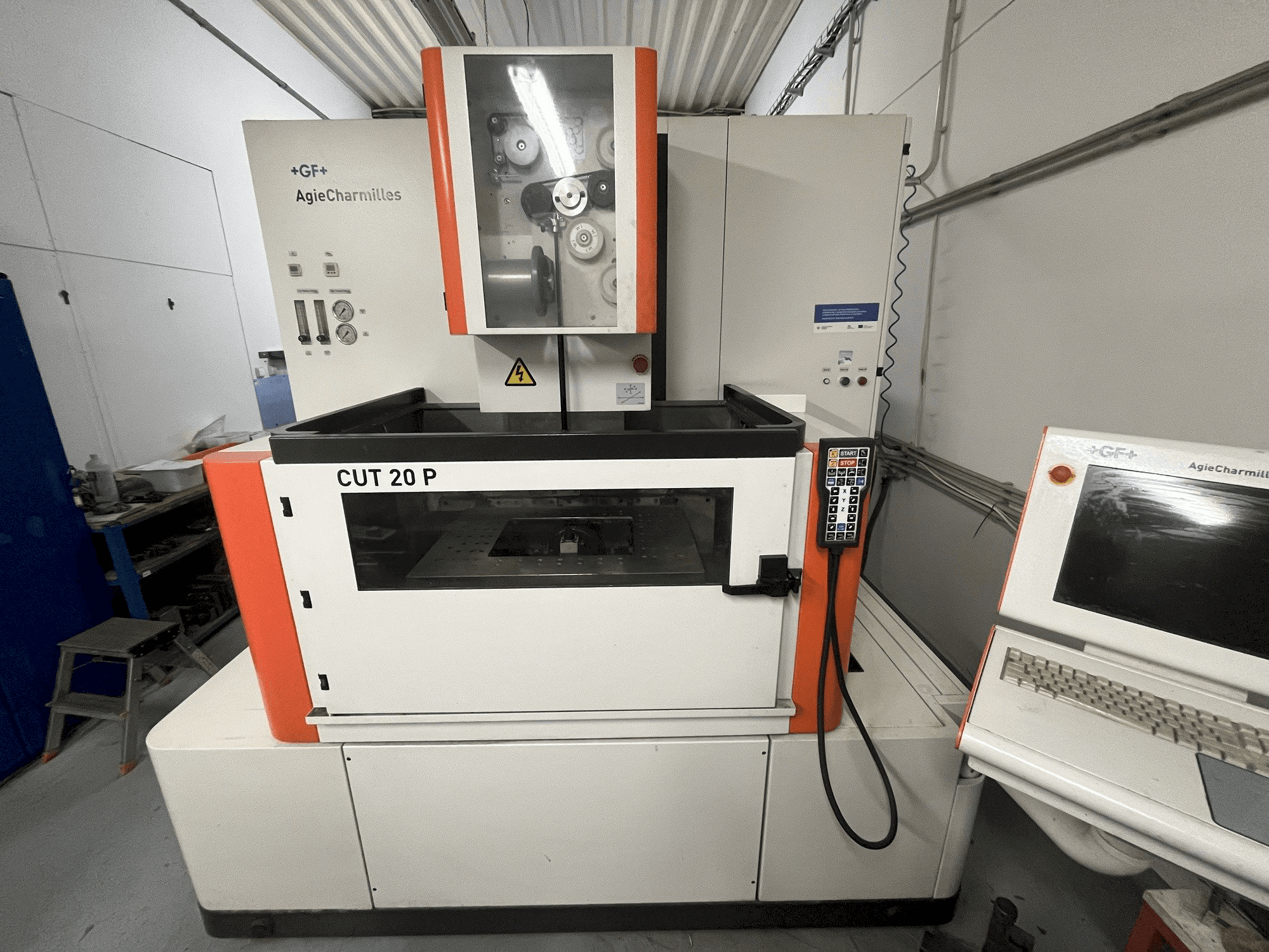 Widok z przodu maszyny AgieCharmilles CUT 20 P