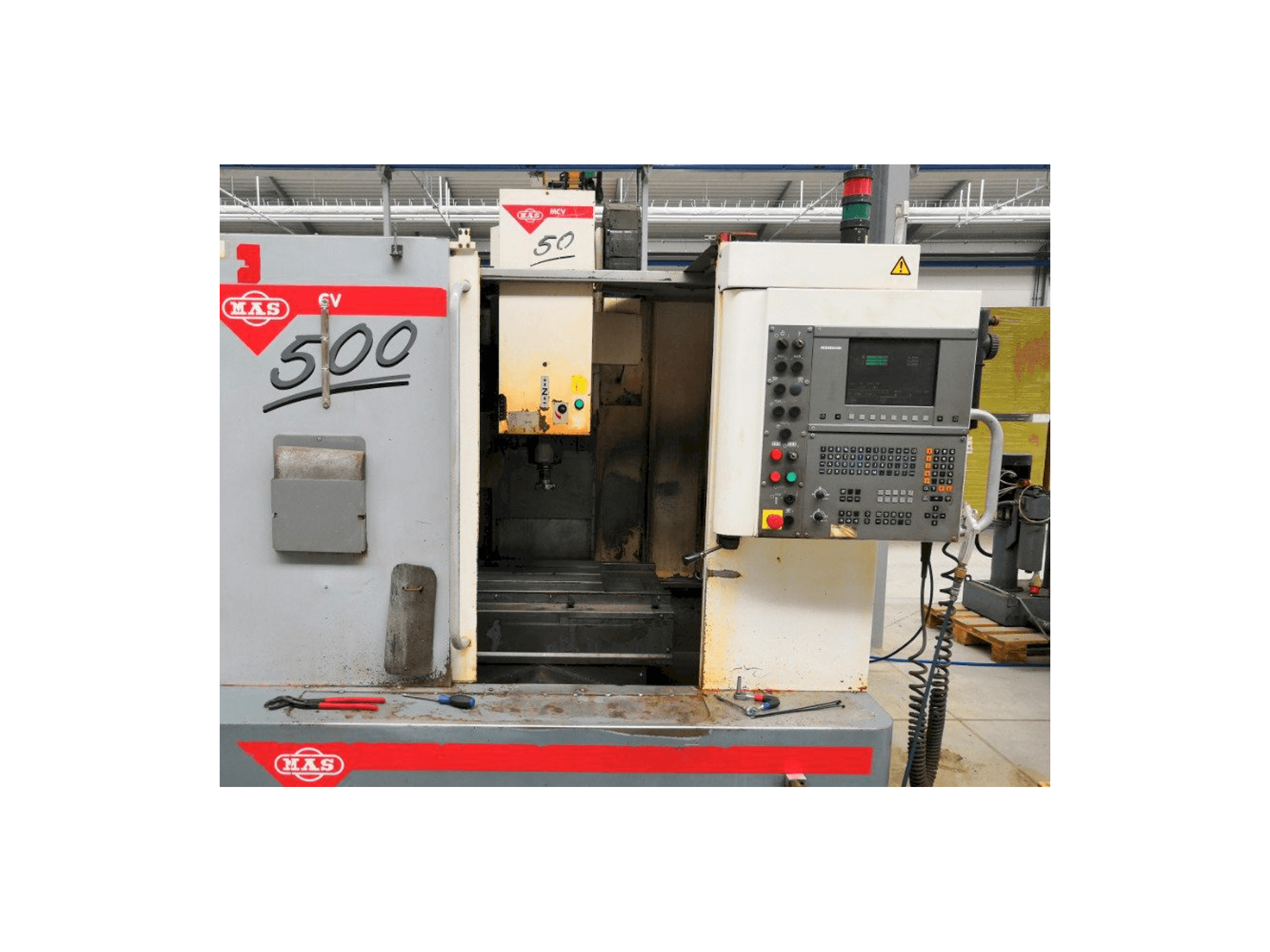 Widok z przodu maszyny KOVOSVIT MAS MCV 500 CNC