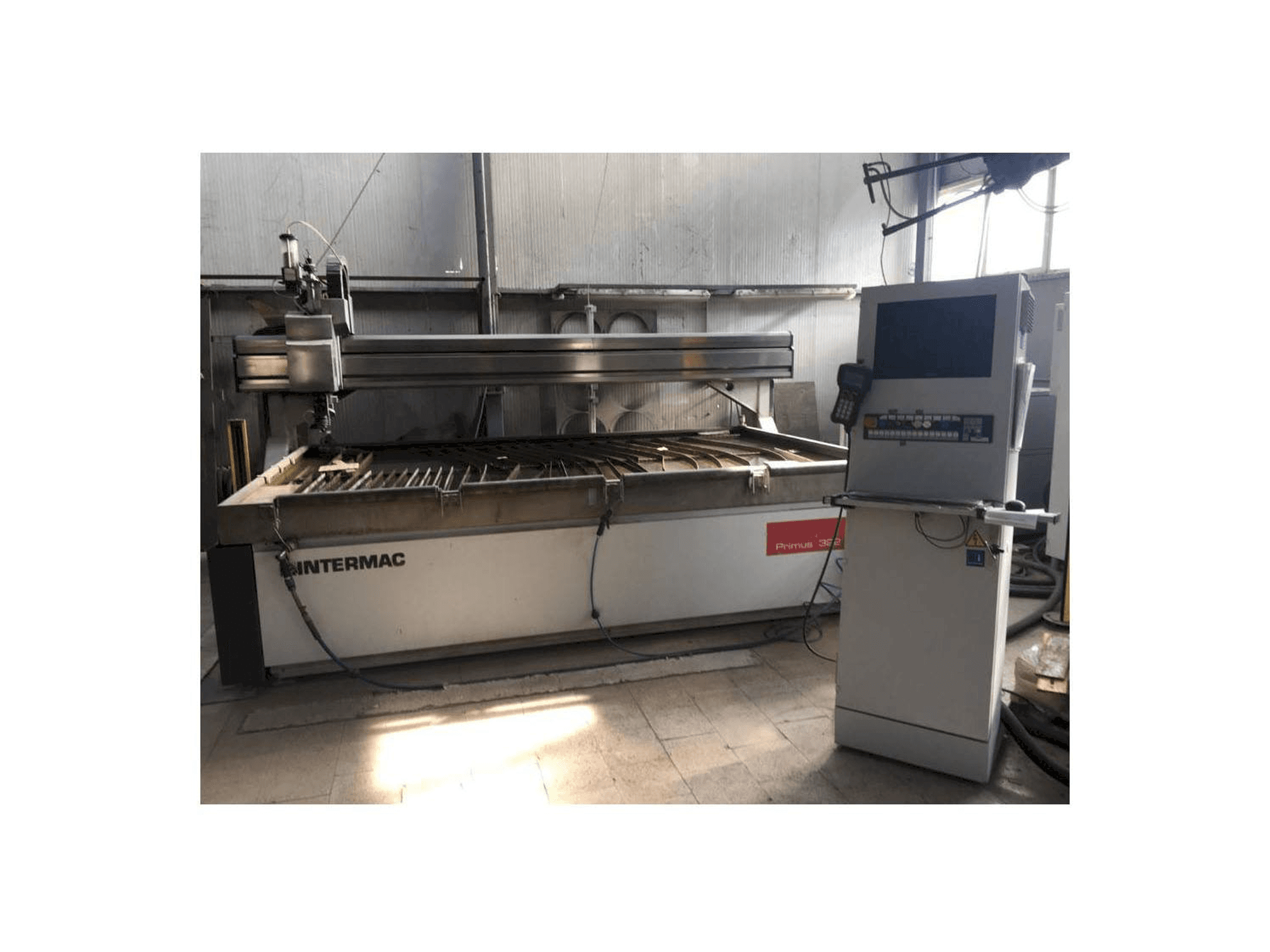 Widok z przodu maszyny Intermac primus 322