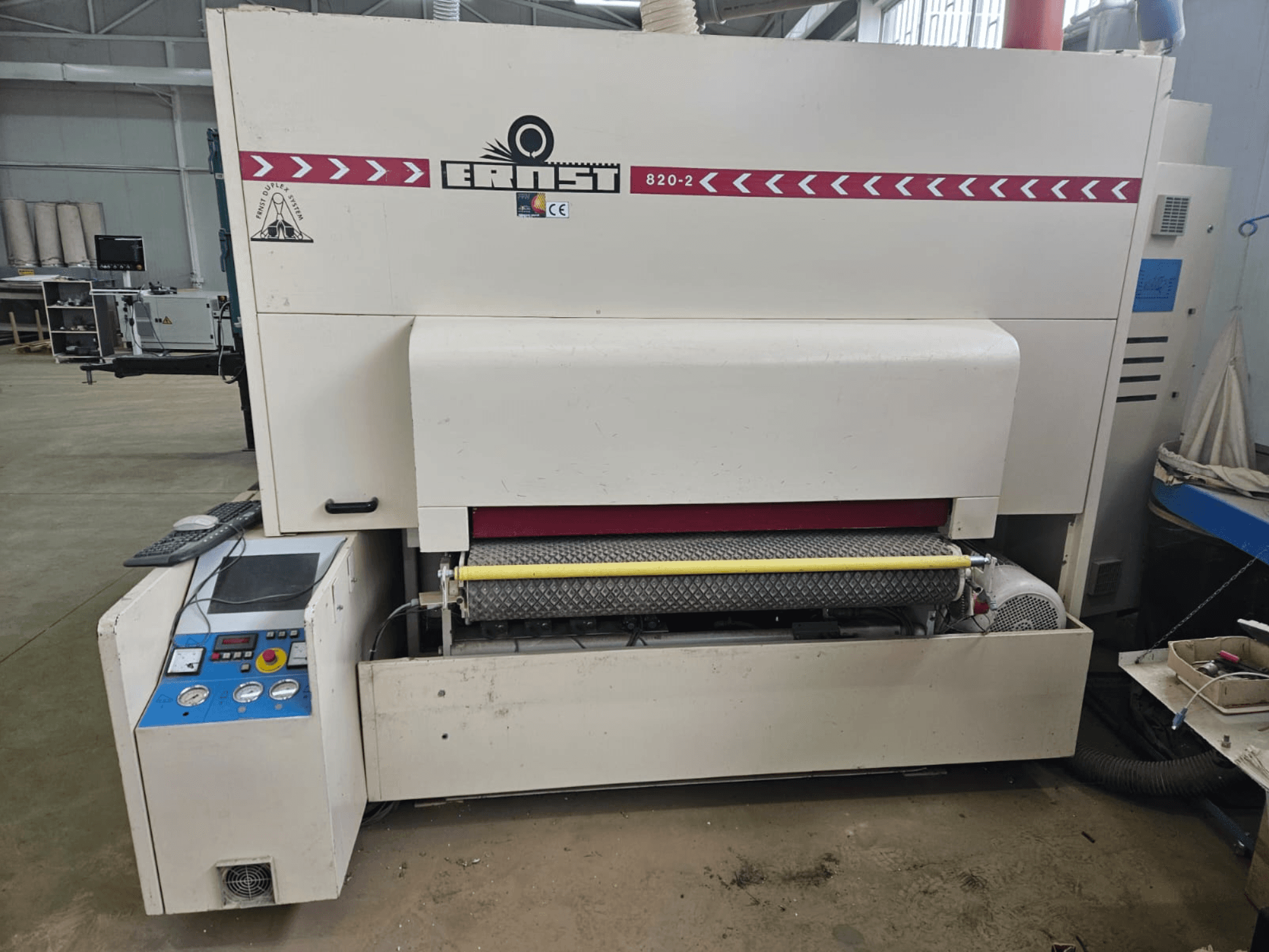 Maszyna do obróbki drewna Ernst 820-2, widok z przodu, z panelem sterowania i żółtą rolką na podajniku.