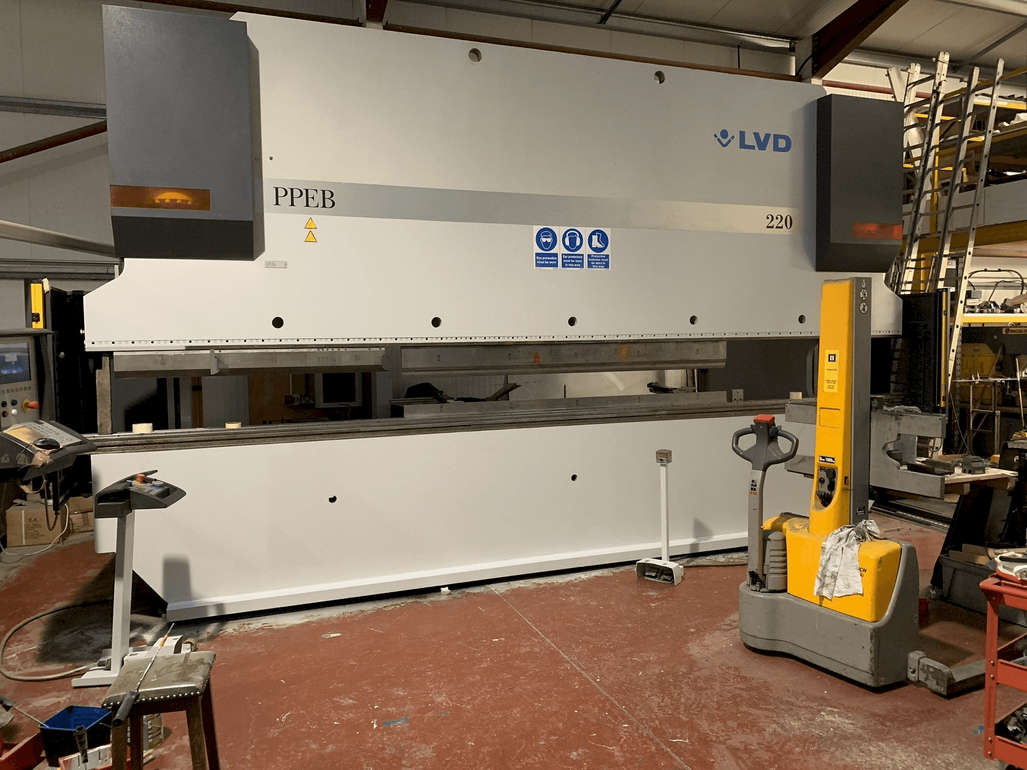 Widok z przodu maszyny LVD PPEB 220/6100