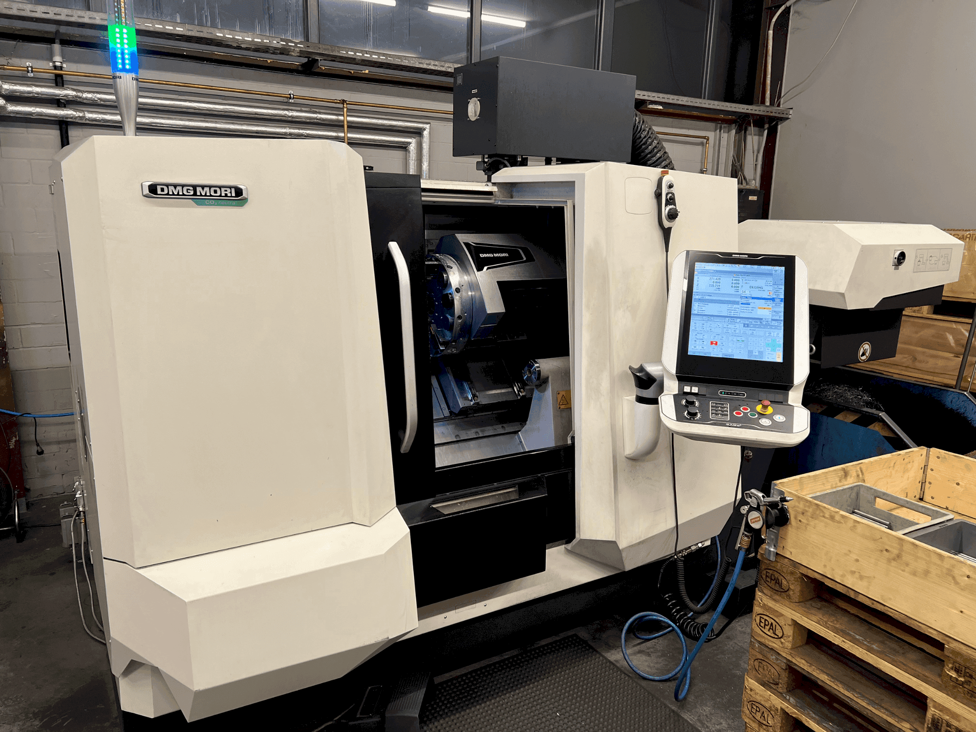 Widok z przodu maszyny DMG MORI CLX 350 V4