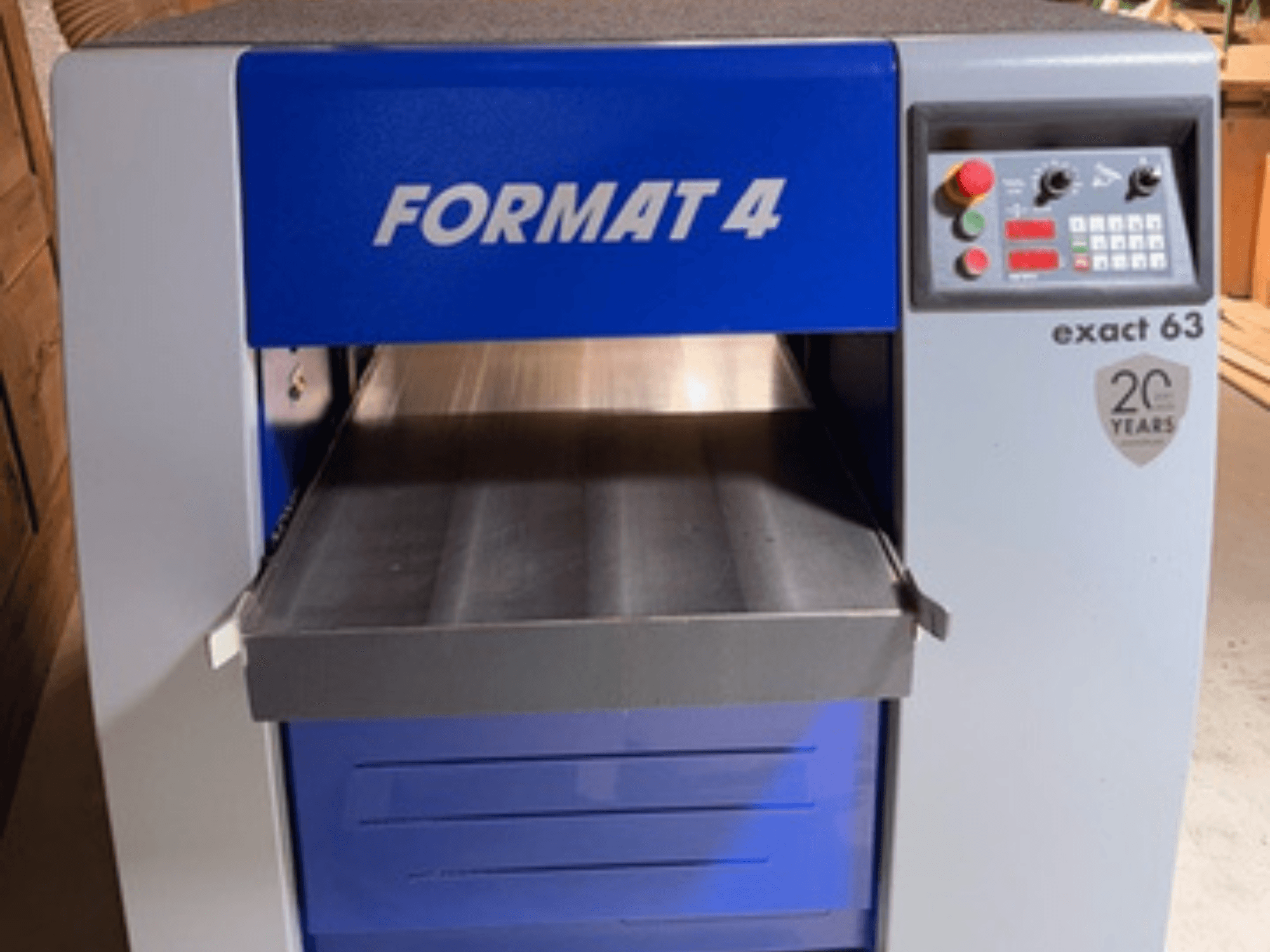 Strugarka do drewna FORMAT 4 Exact 63, widok z przodu, z metalowym stołem podawczym i panelem sterowania z przyciskami i wyświetlaczami.