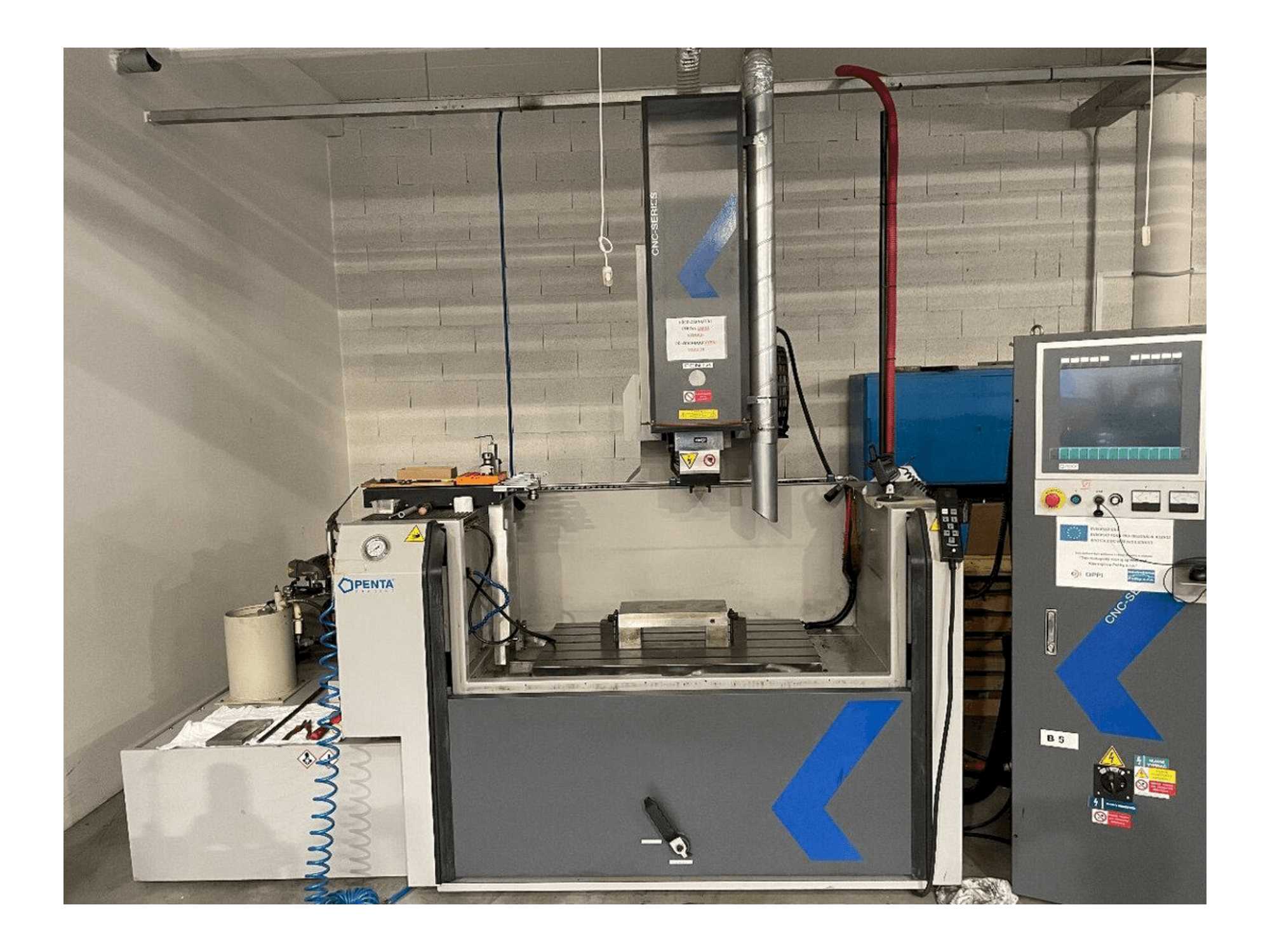 Widok z przodu maszyny PENTA 650G CNC