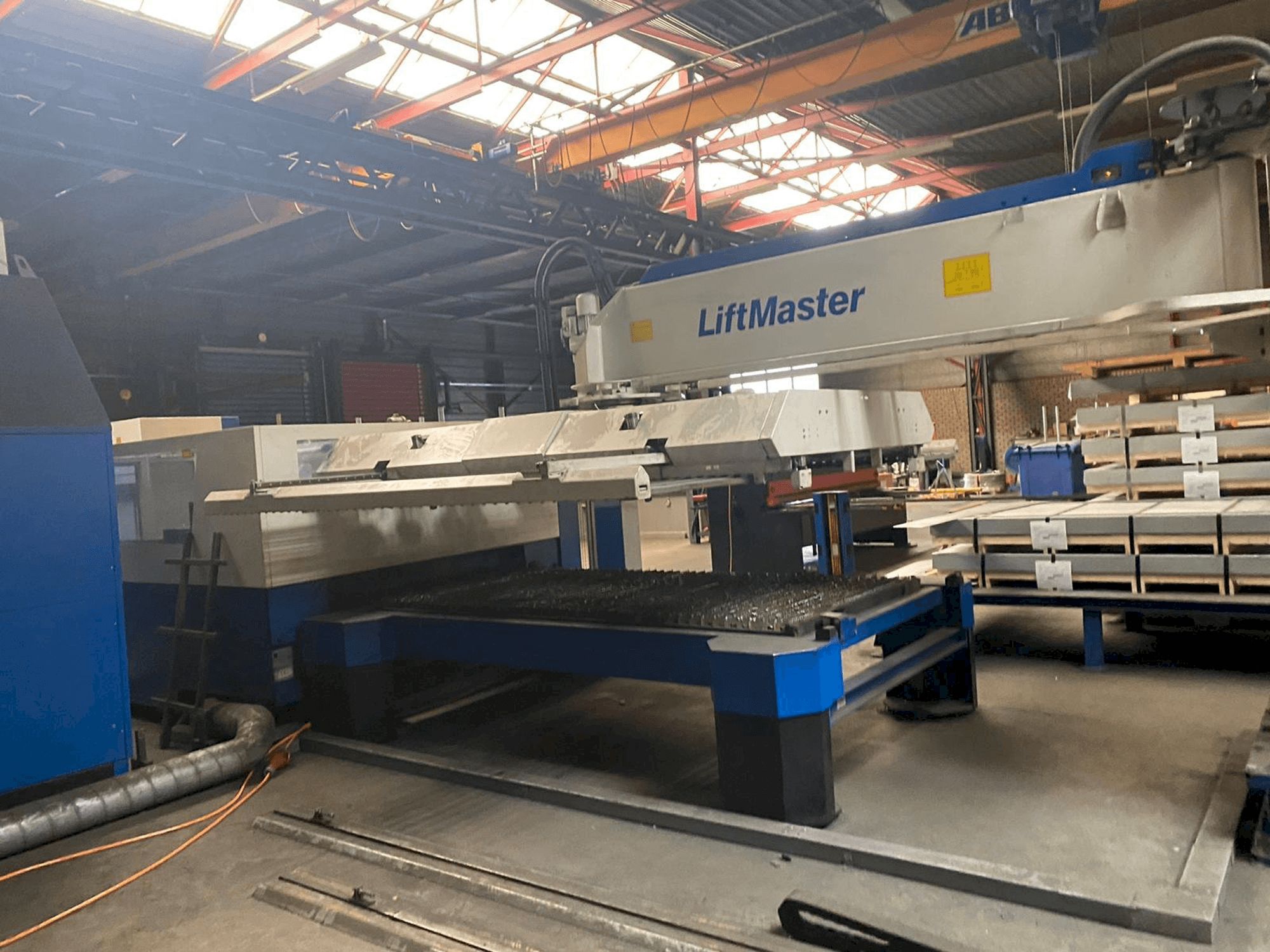 Widok z przodu maszyny Trumpf Trumatic L3050