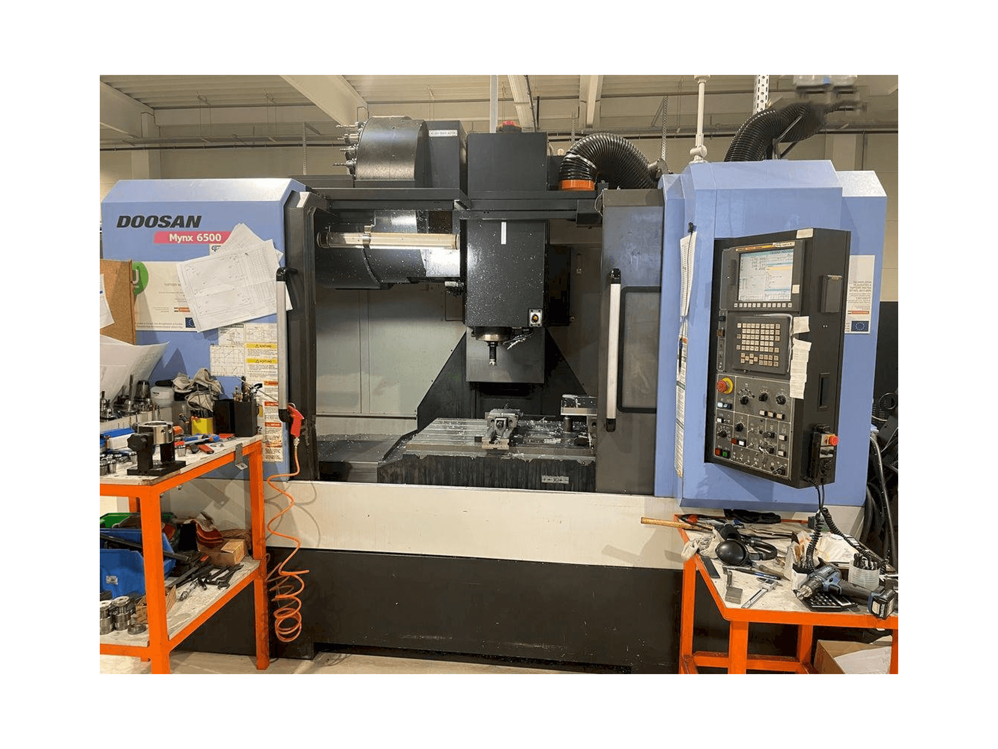 Widok z przodu maszyny Doosan MYNX DNM 6500