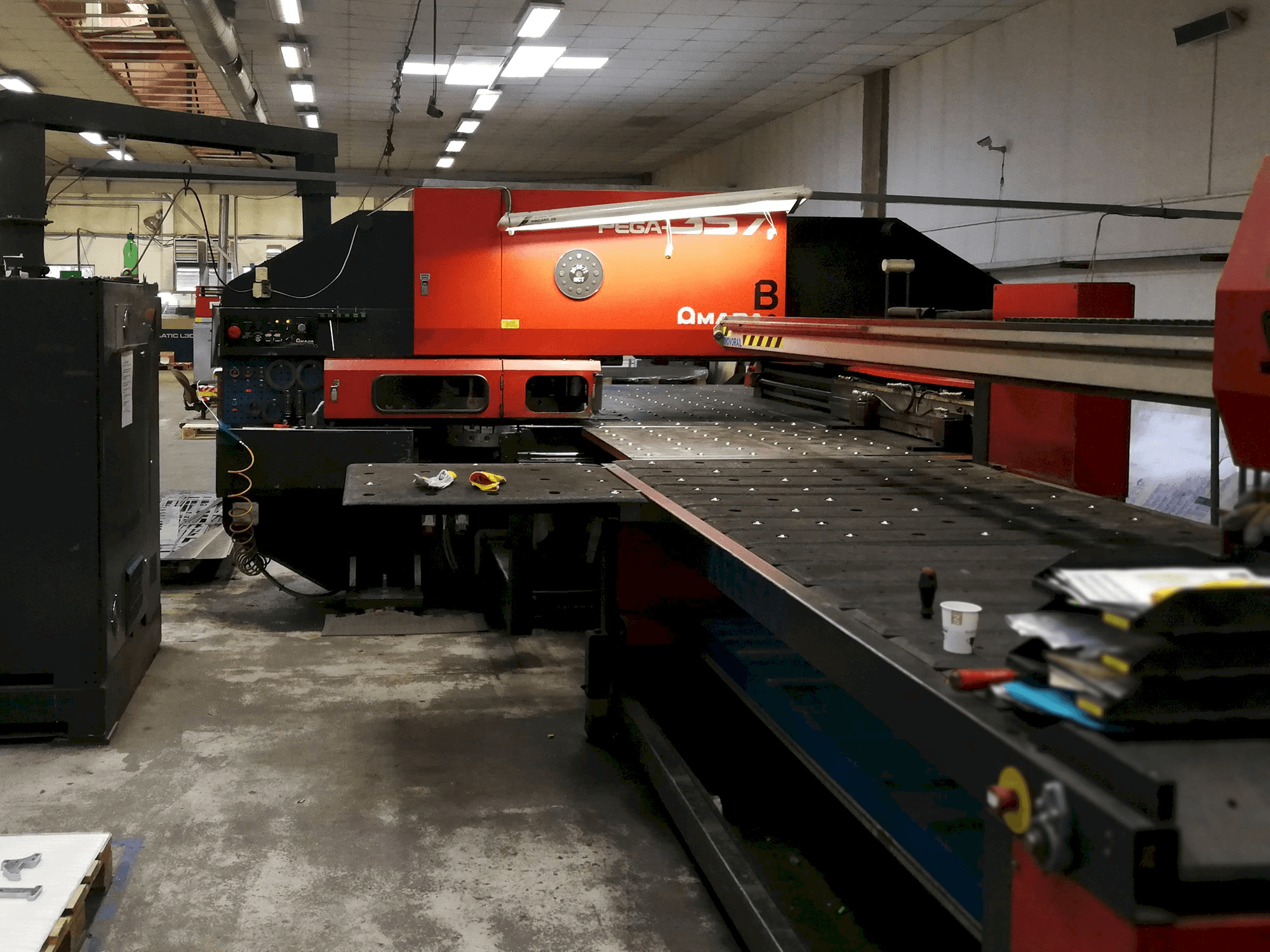 Widok z przodu maszyny AMADA PEGA 357