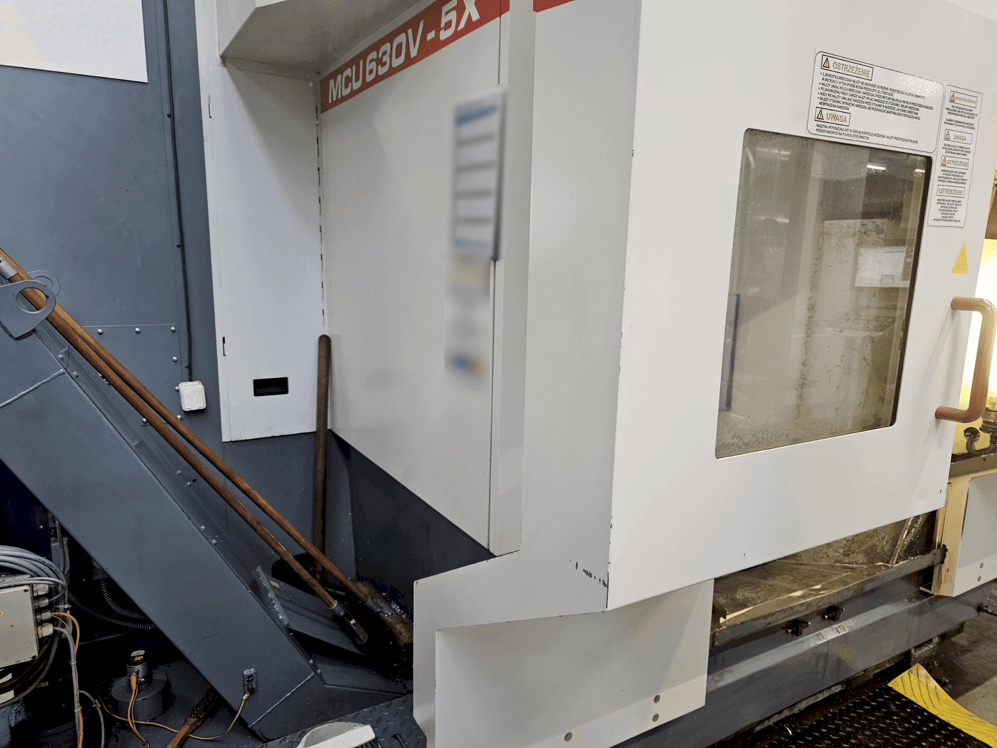 Widok z boku maszyny KOVOSVIT MAS MCU 630V-5X