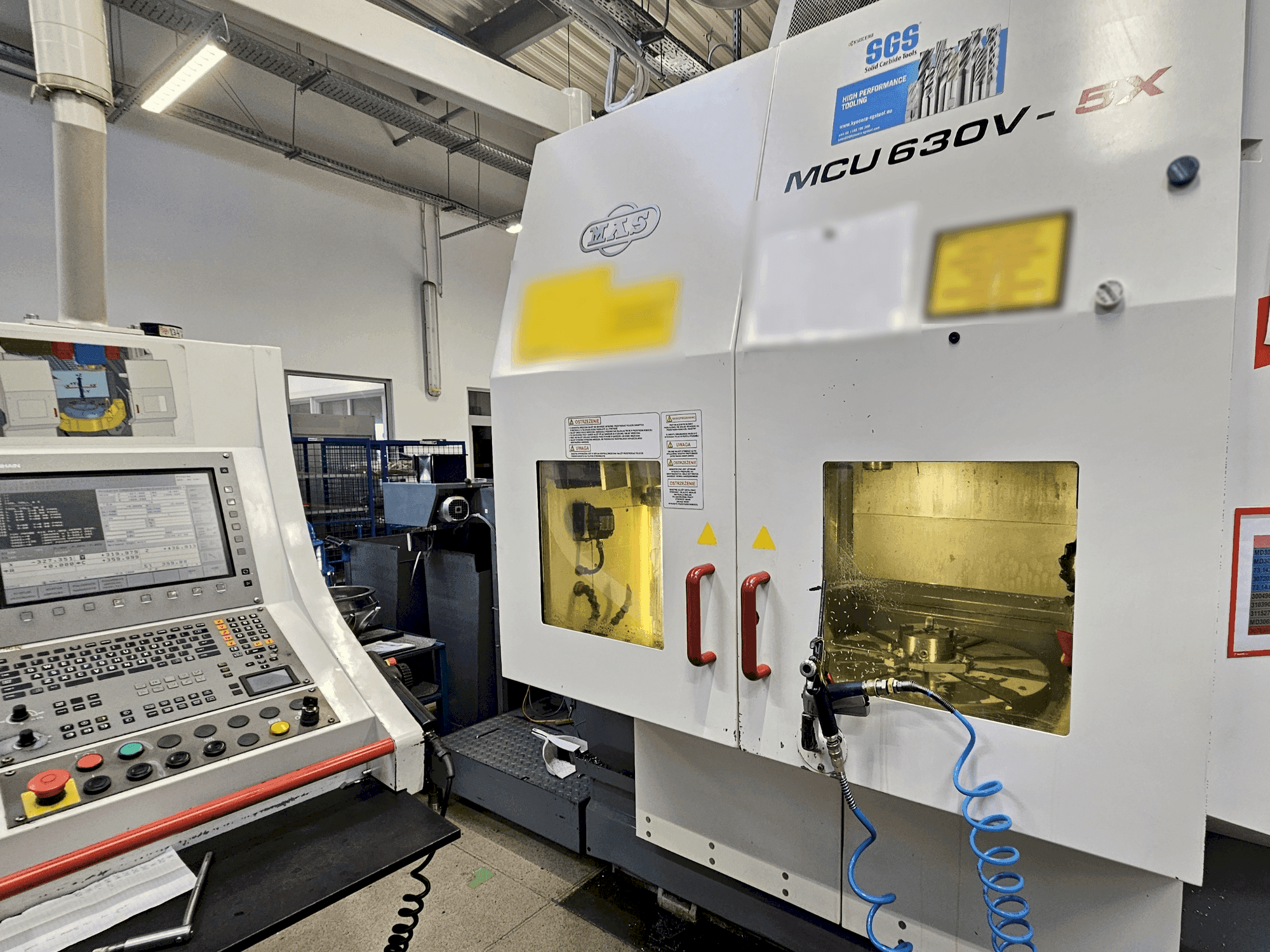 Widok z boku maszyny KOVOSVIT MAS MCU 630V-5X
