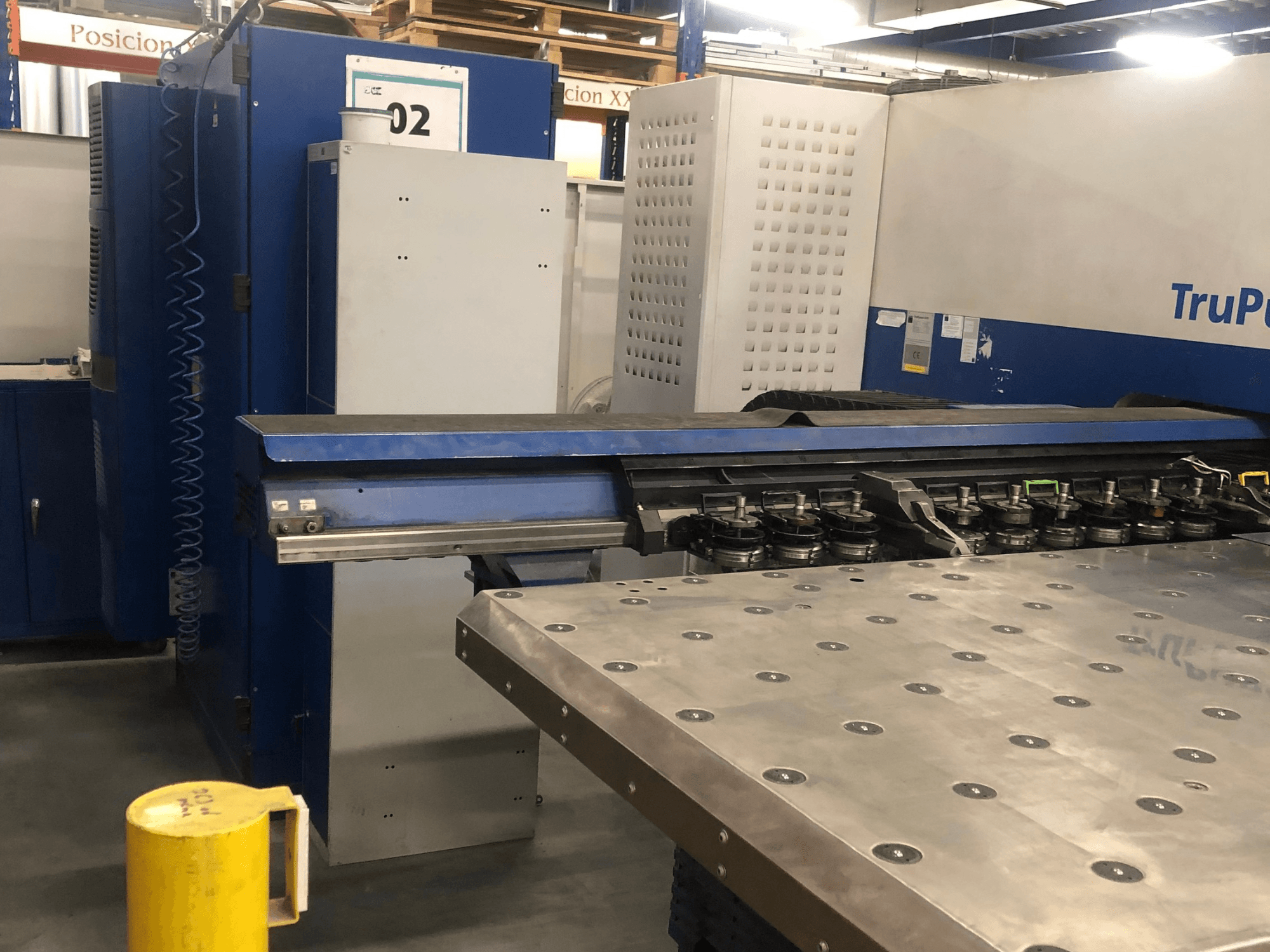 Wykrawarka CNC TRUMPF TruPunch 5000 – widok z przodu przedstawiający rewolwer narzędziowy i panel sterowania, z metalowym stołem roboczym w pobliżu.