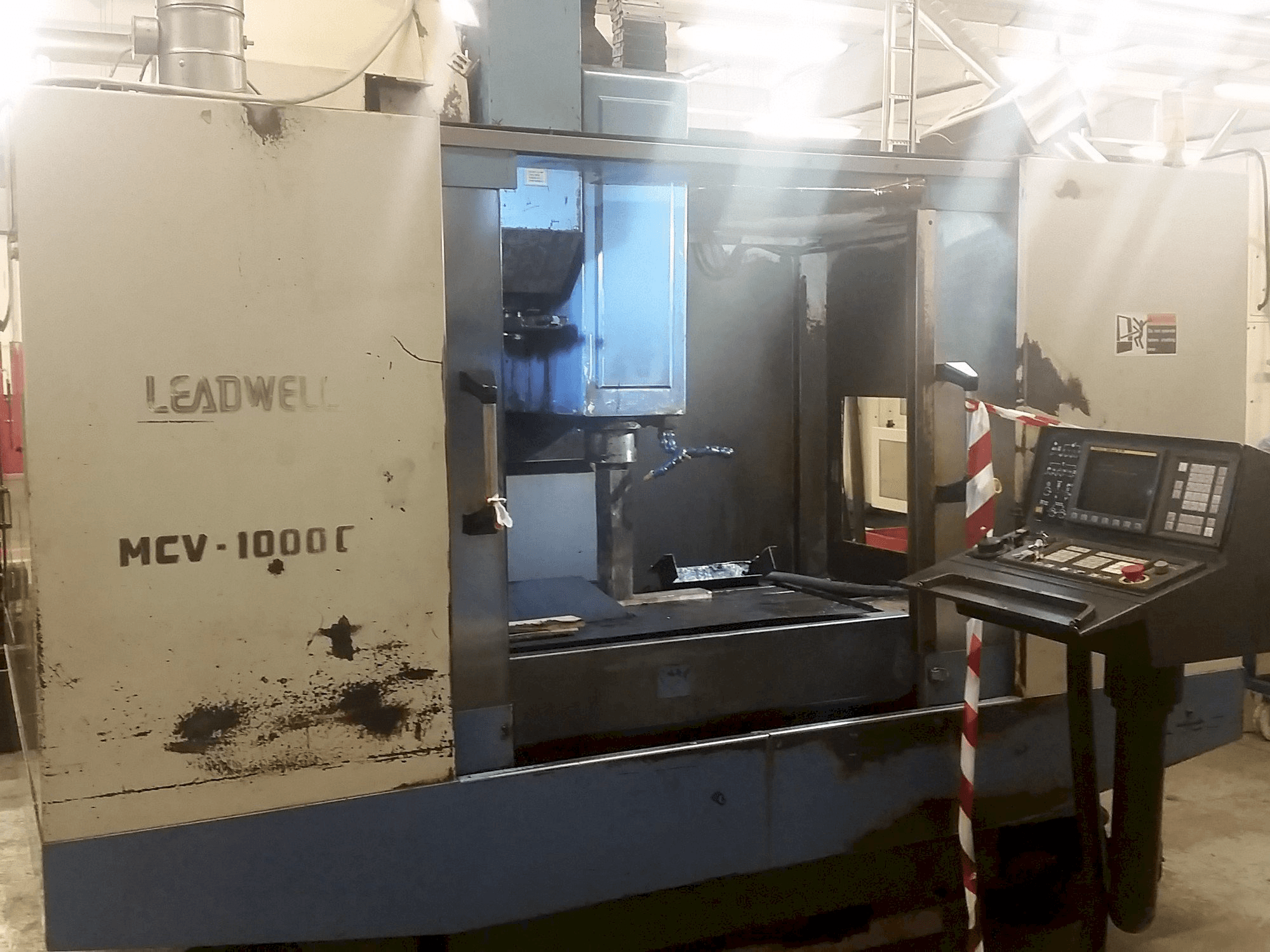 Widok z przodu maszyny Leadwell MCV-1000CR