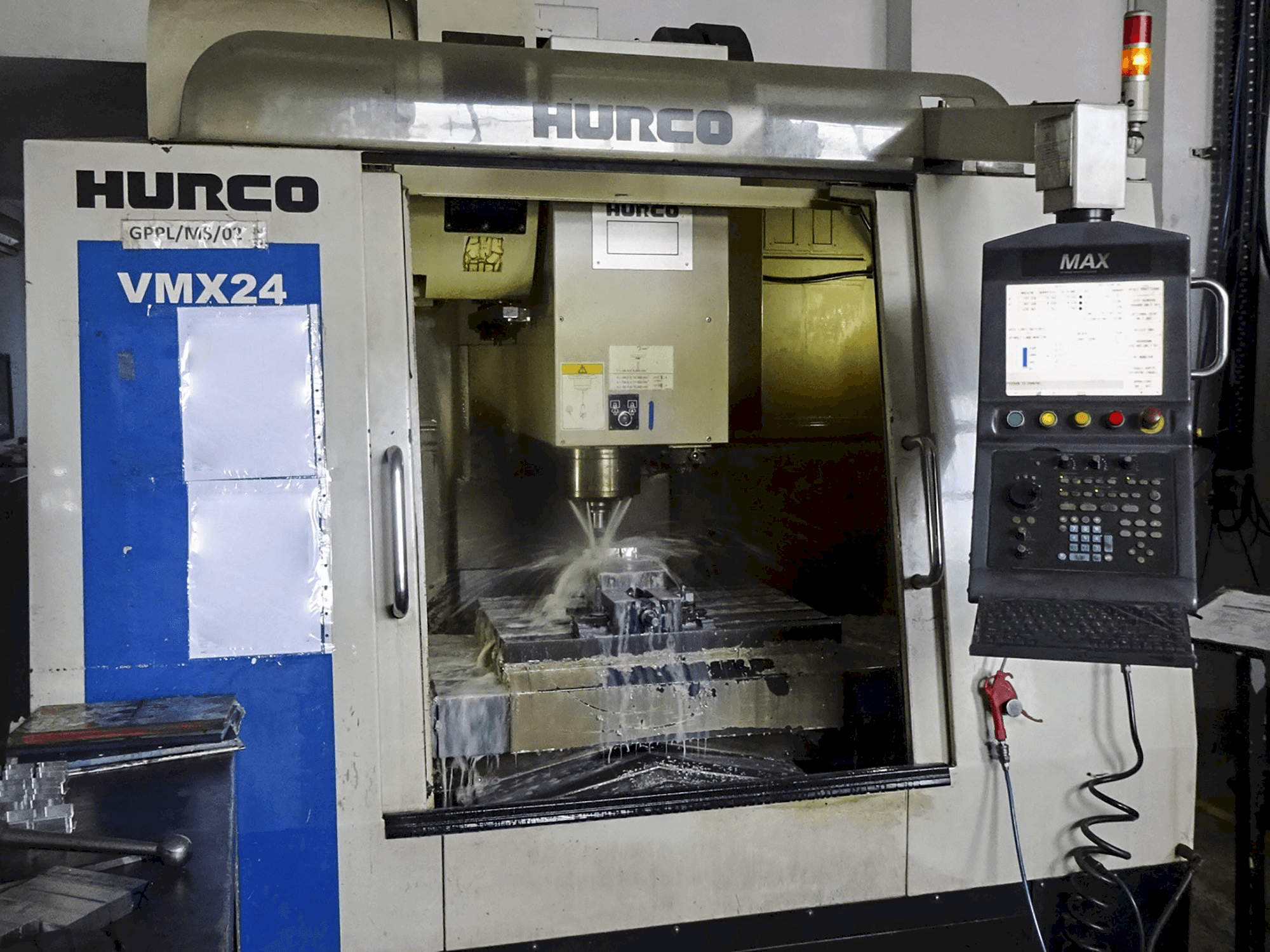 Widok z przodu maszyny Hurco VMX 24