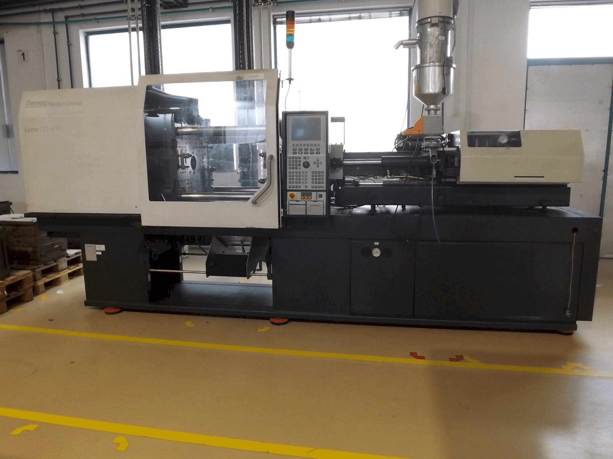 Widok z przodu maszyny DEMAG Extra 120-430