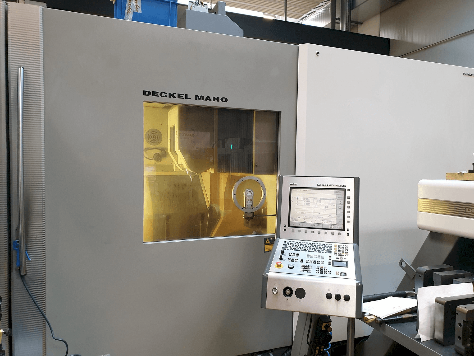 Widok z przodu maszyny DECKEL MAHO DMC 105V Linear