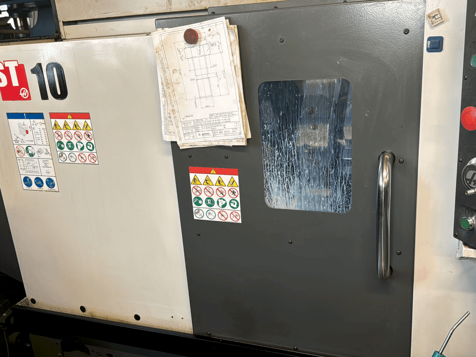 Widok z przodu maszyny HAAS ST-10