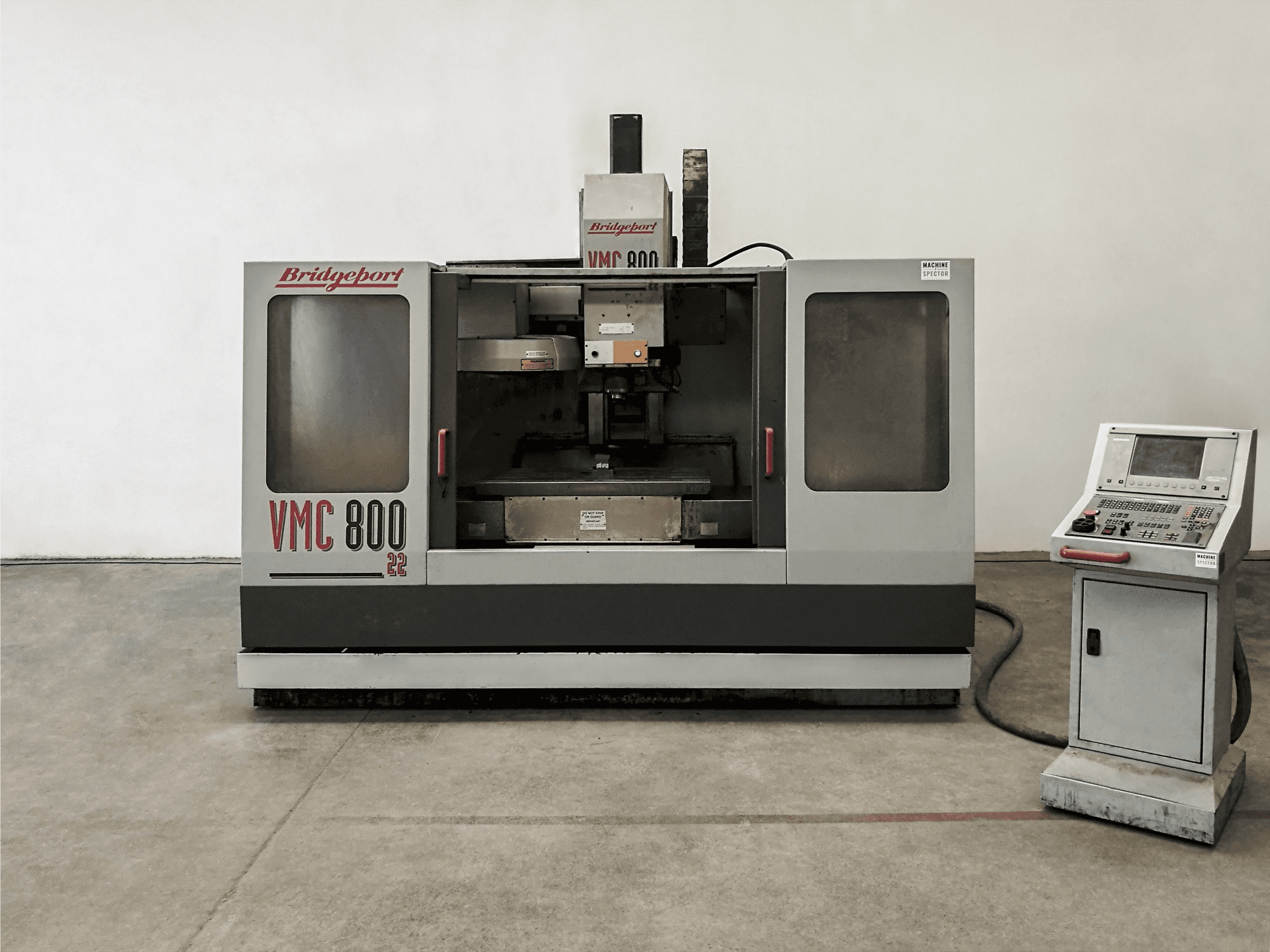 Widok z przodu maszyny Bridgeport VMC 800.22