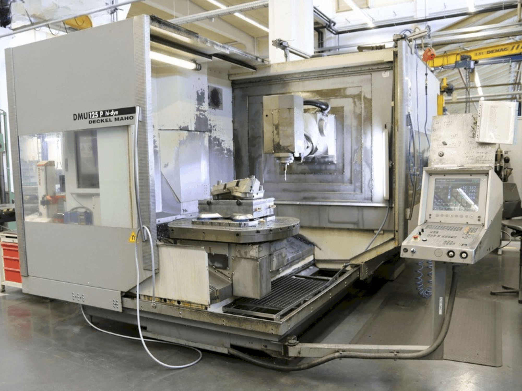Widok z przodu maszyny DECKEL MAHO DMU 125 P hi-dyn