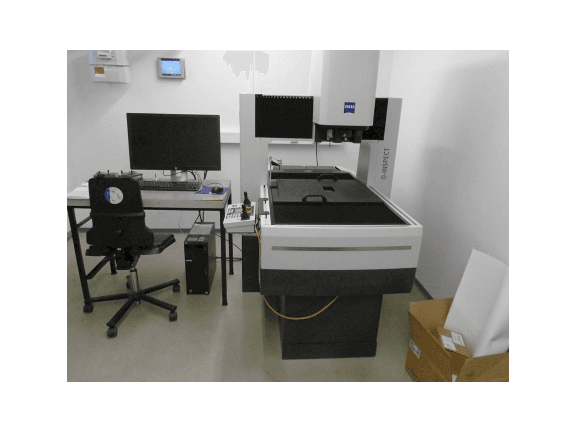 Widok z przodu maszyny ZEISS O-Inspect 543