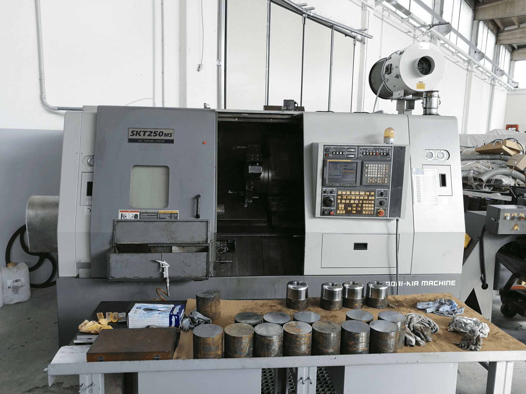 Widok z przodu maszyny Hyundai Kia SKT 250 MS