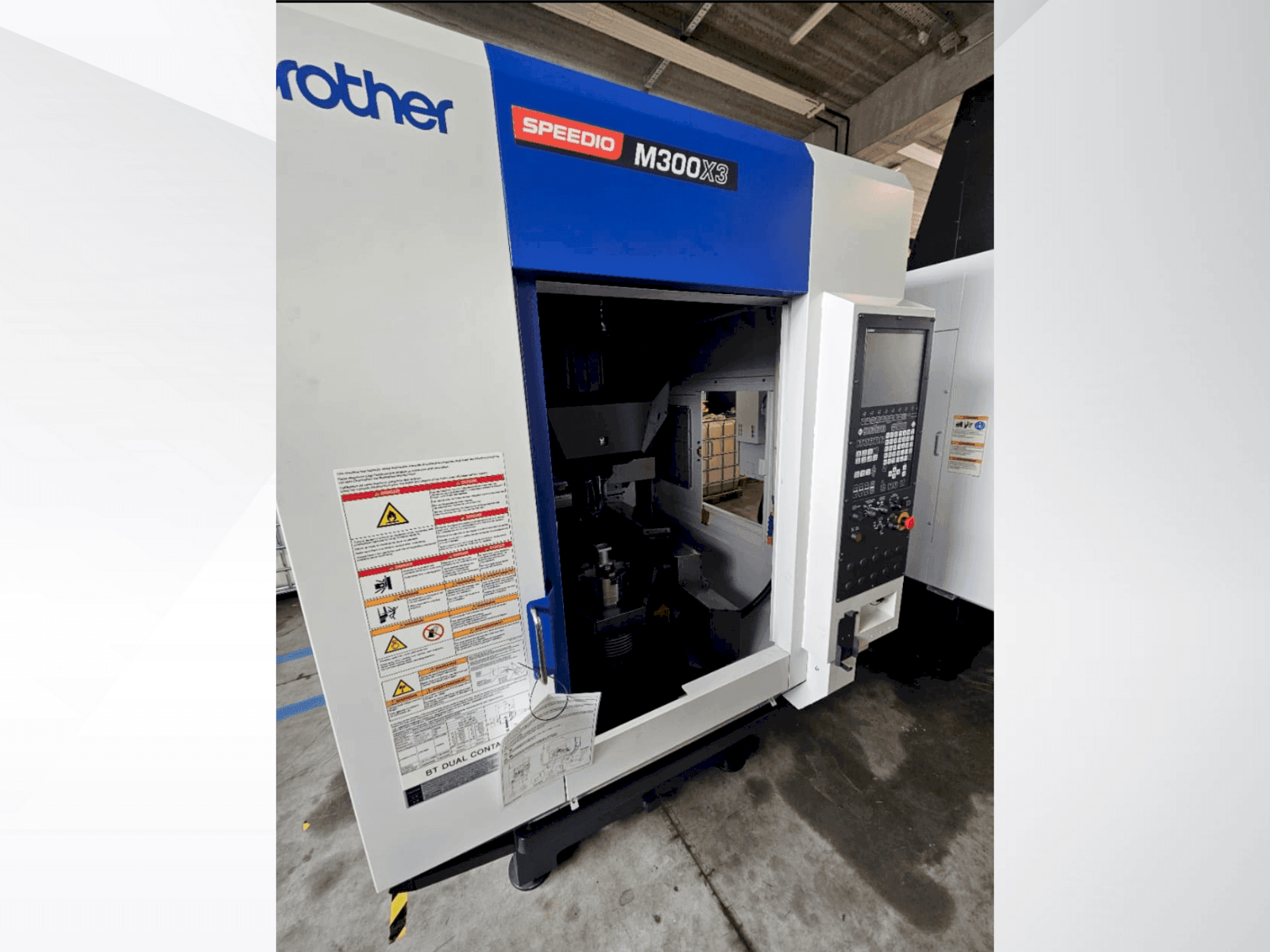 Widok z przodu maszyny Brother Speedio M 300 X3