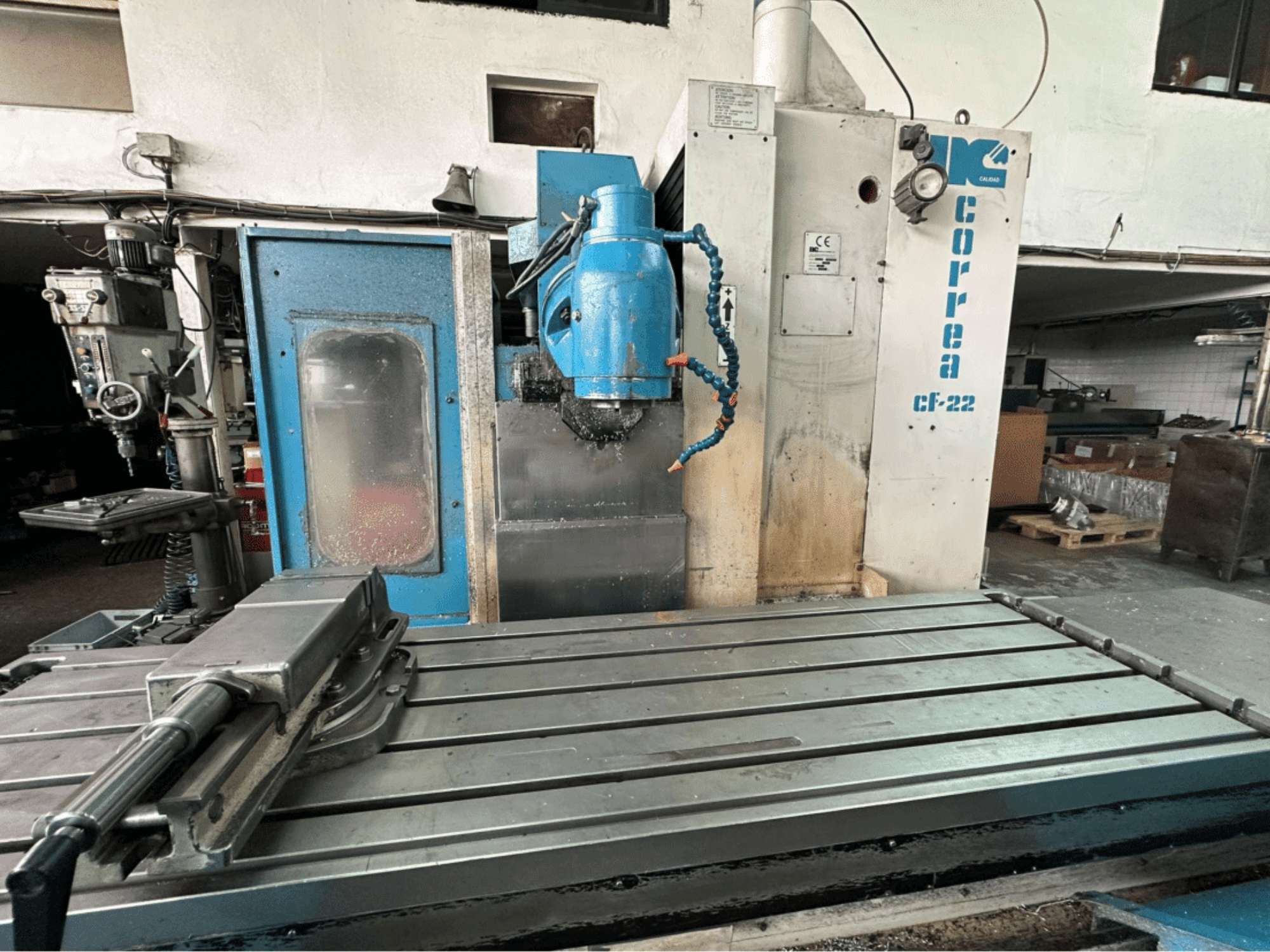 Frezarka Correa CF-22, widok z przodu; posiada metalowy stół roboczy i niebiesko-biały panel sterowania z pokrętłami.