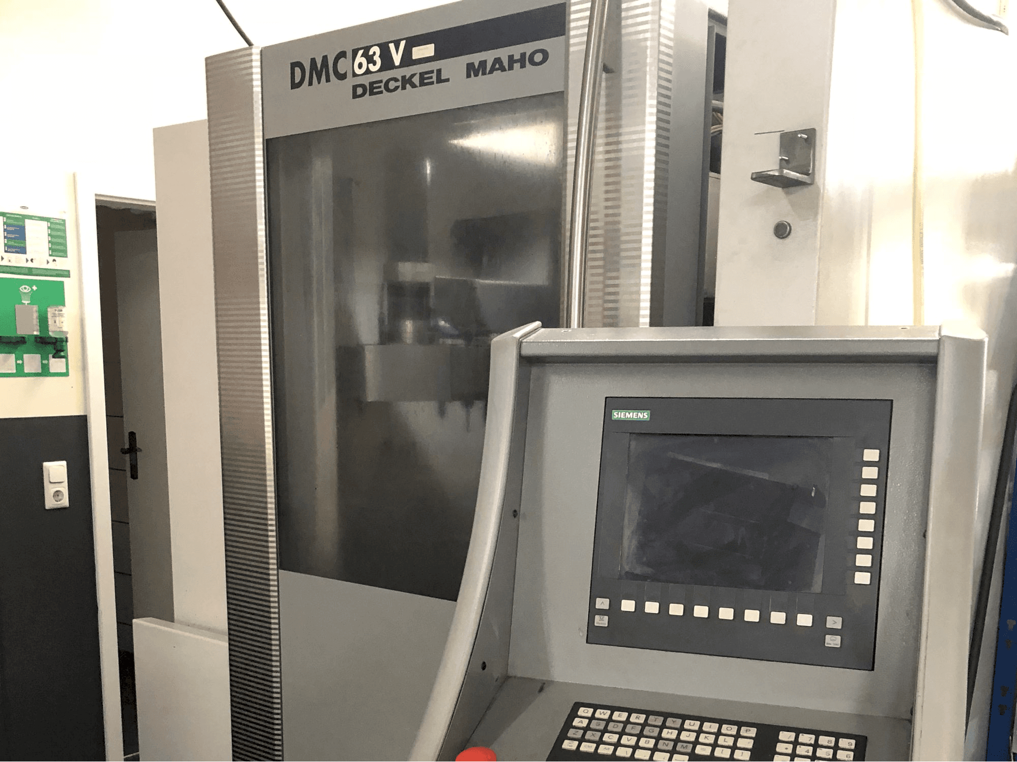 Widok z prawej maszyny DECKEL MAHO DMC 63V