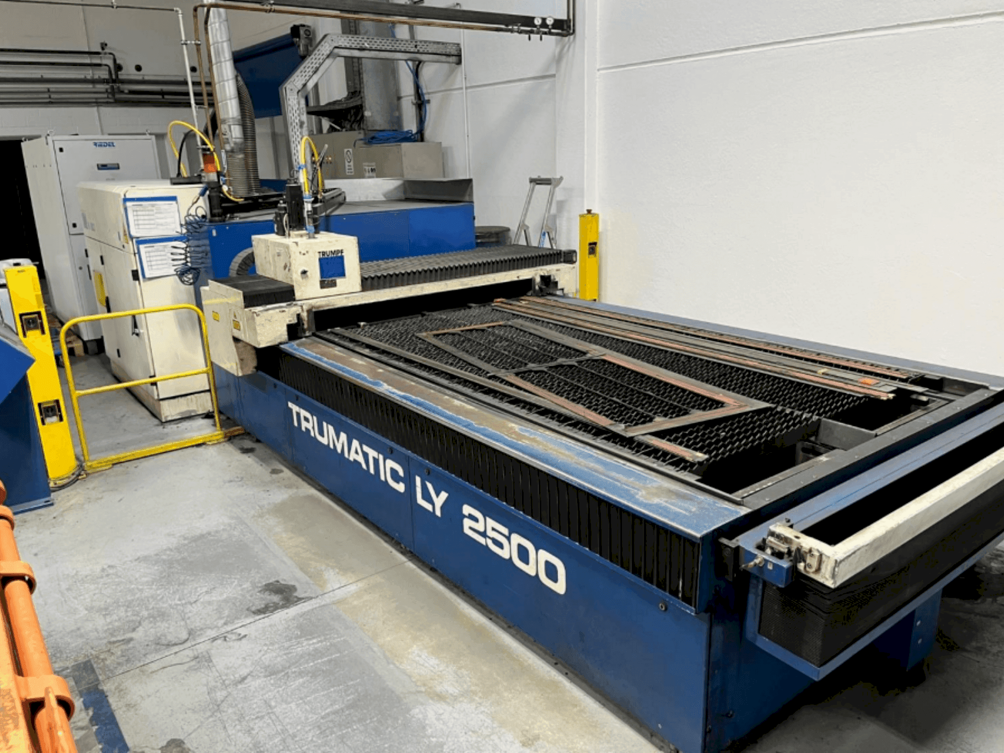 Widok z przodu maszyny TRUMPF Trumatic LY2500