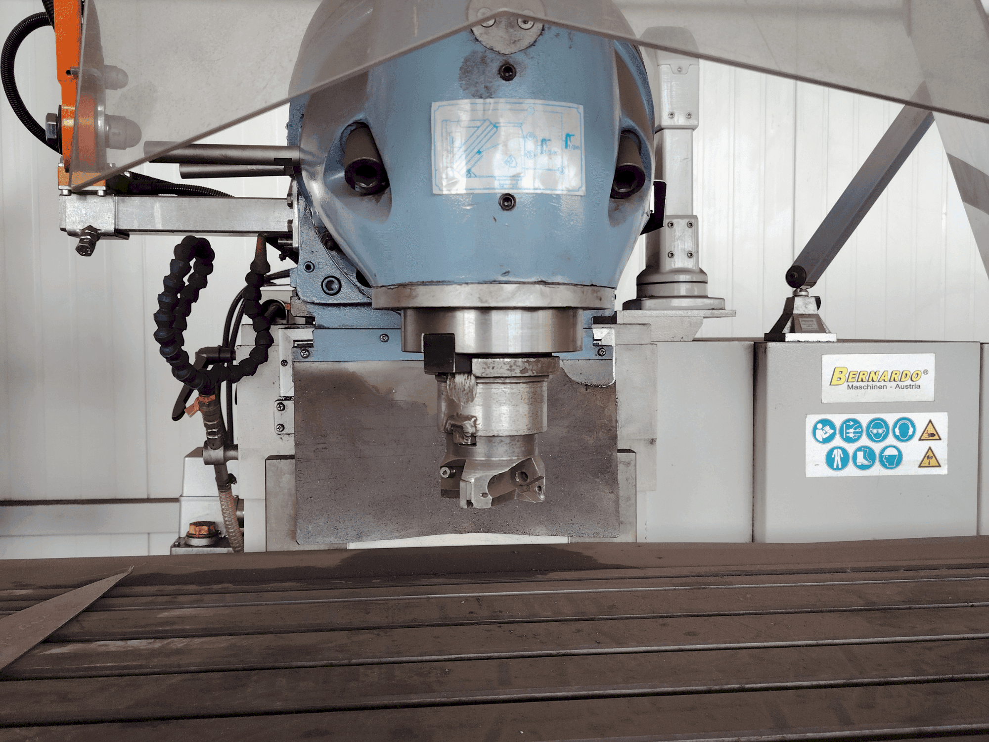 Widok z przodu maszyny Bernardo Variomill FU 2000E Servo