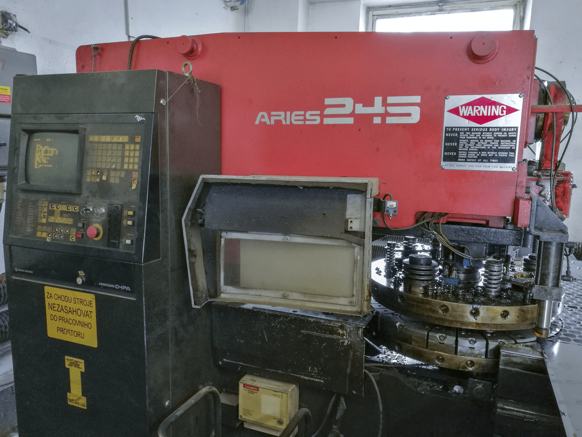 Widok z przodu maszyny AMADA ARIES 245