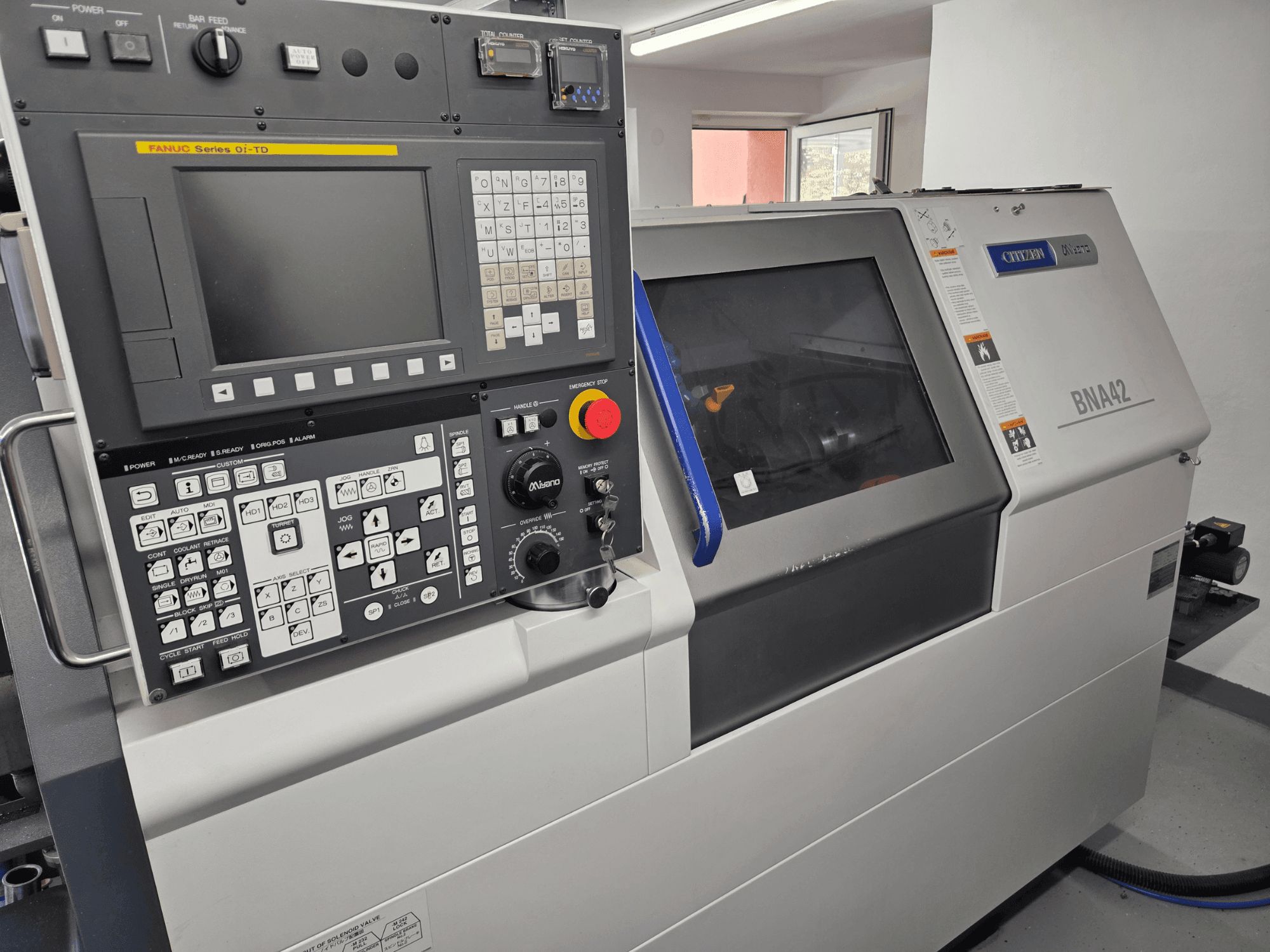 Tokarka pozioma Miyano BNA42S2 – widok z przodu przedstawiający panel sterowania z interfejsem FANUC serii Oi-TD i wyświetlaczem.