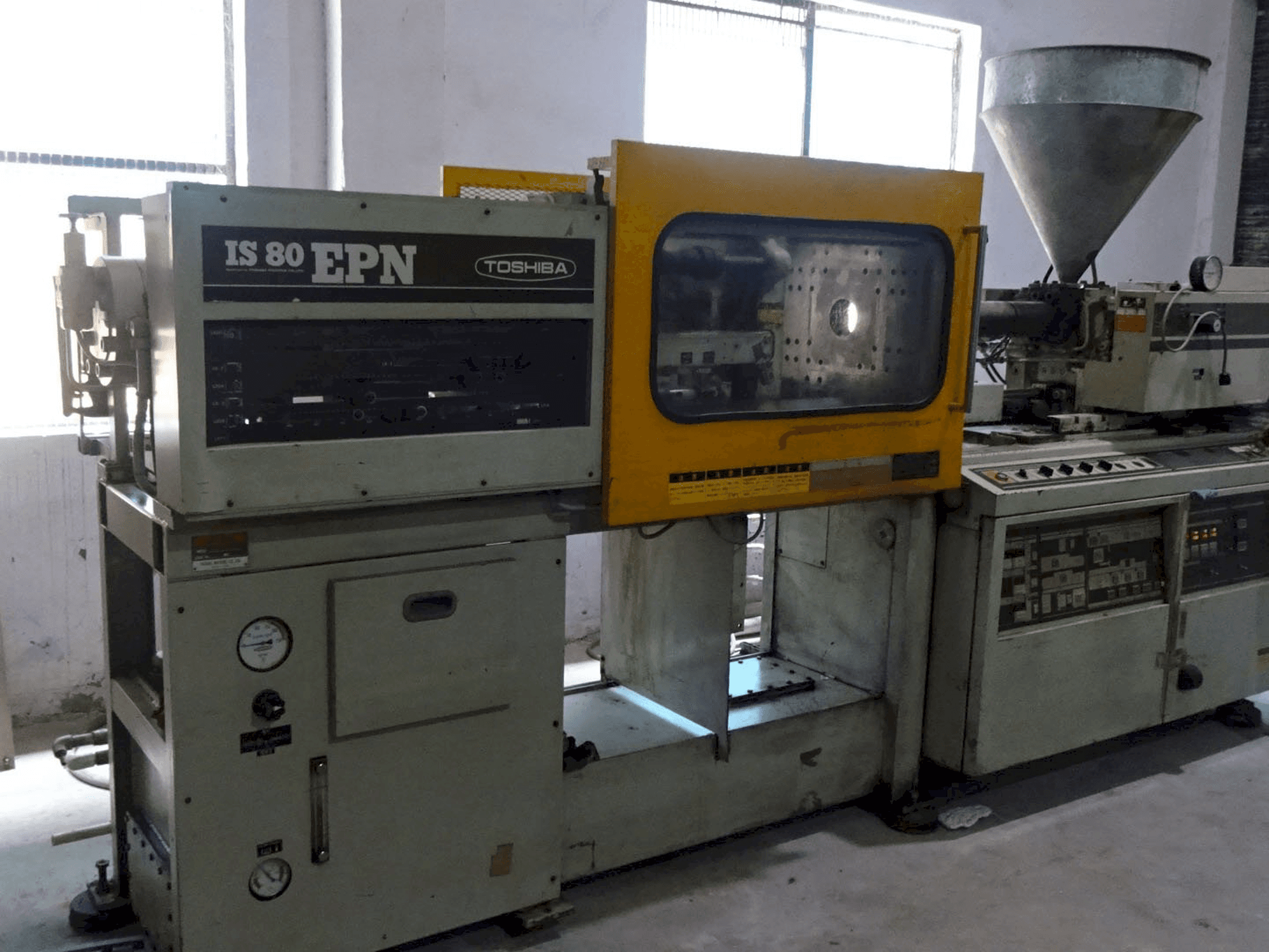Widok z lewej maszyny Toshiba IS 80 EPN 2A