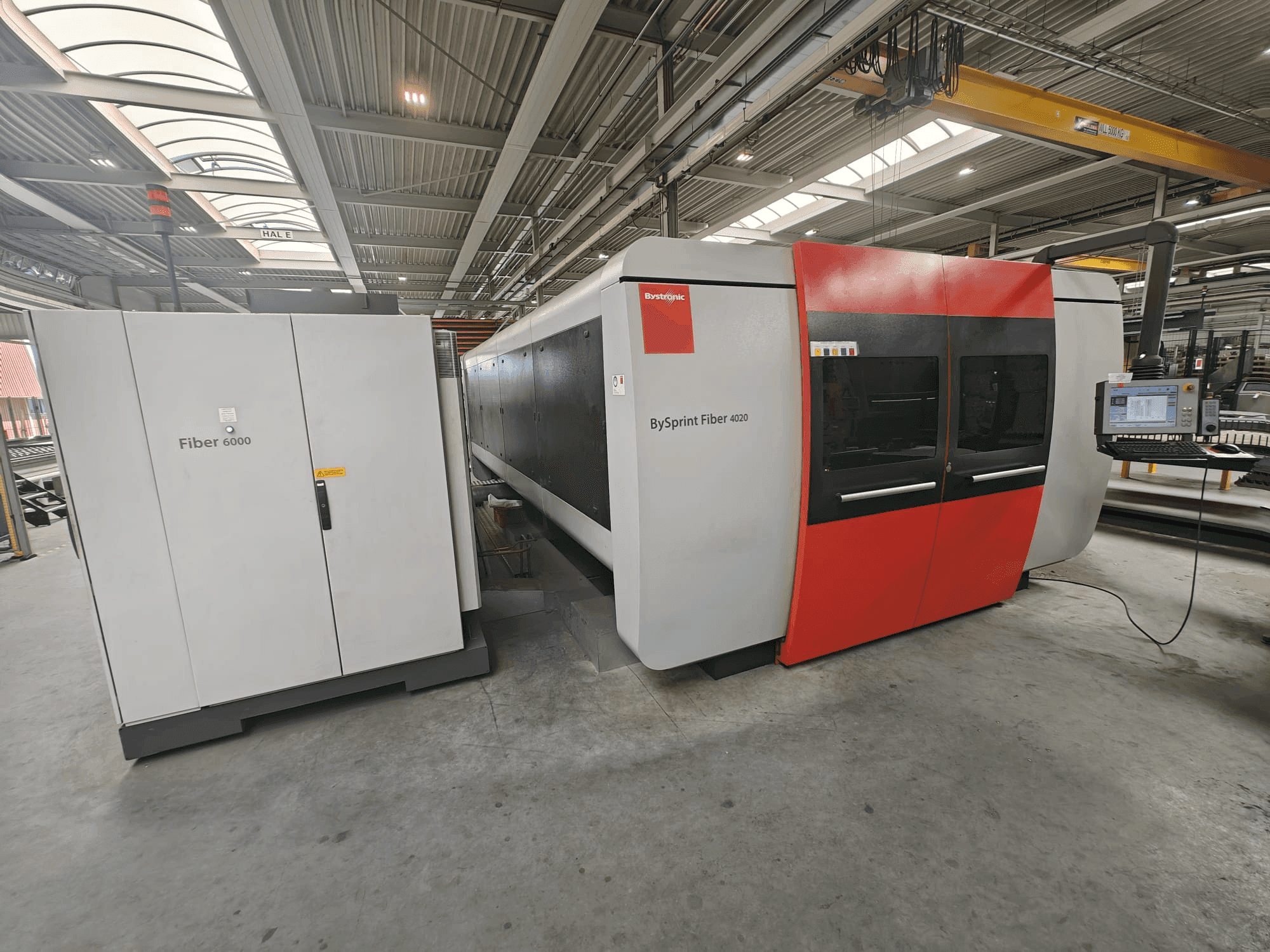 Widok z przodu maszyny Bystronic BySprint Fiber 4020 + ByTrans Extended 4020