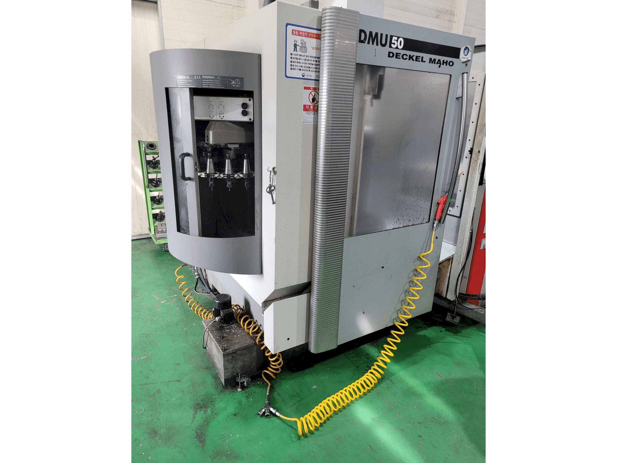 Widok z przodu maszyny DECKEL MAHO DMU 50