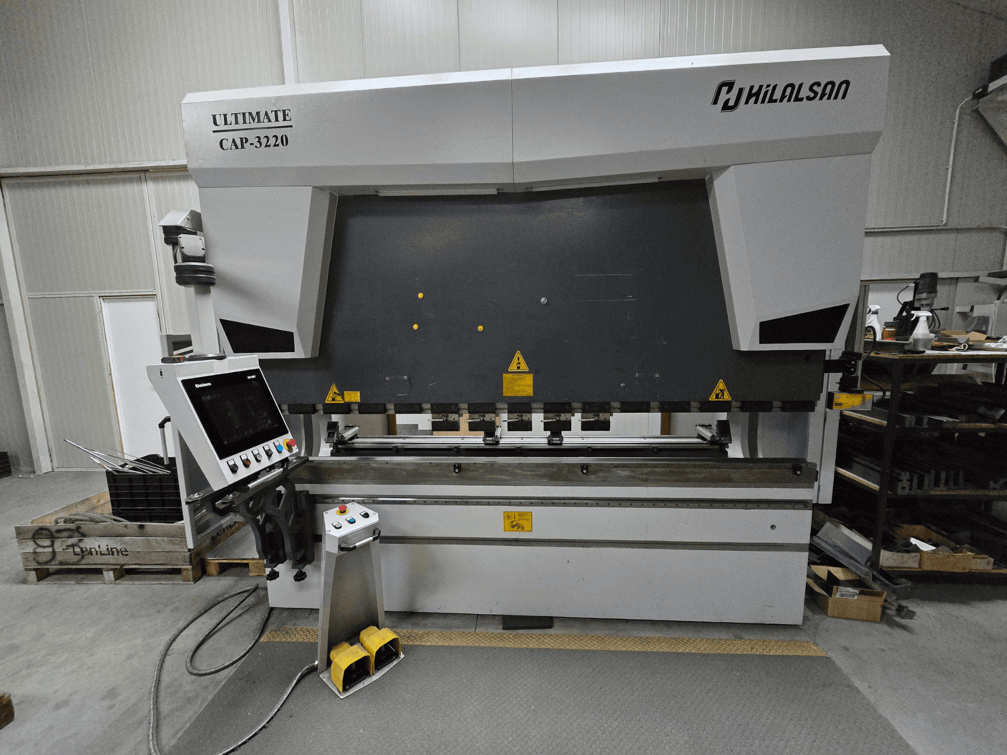 Ultimate CAP-3220 firmy Hilalsan, widok z przodu giętarki do metalu z widocznym panelem sterowania i pedałami nożnymi.