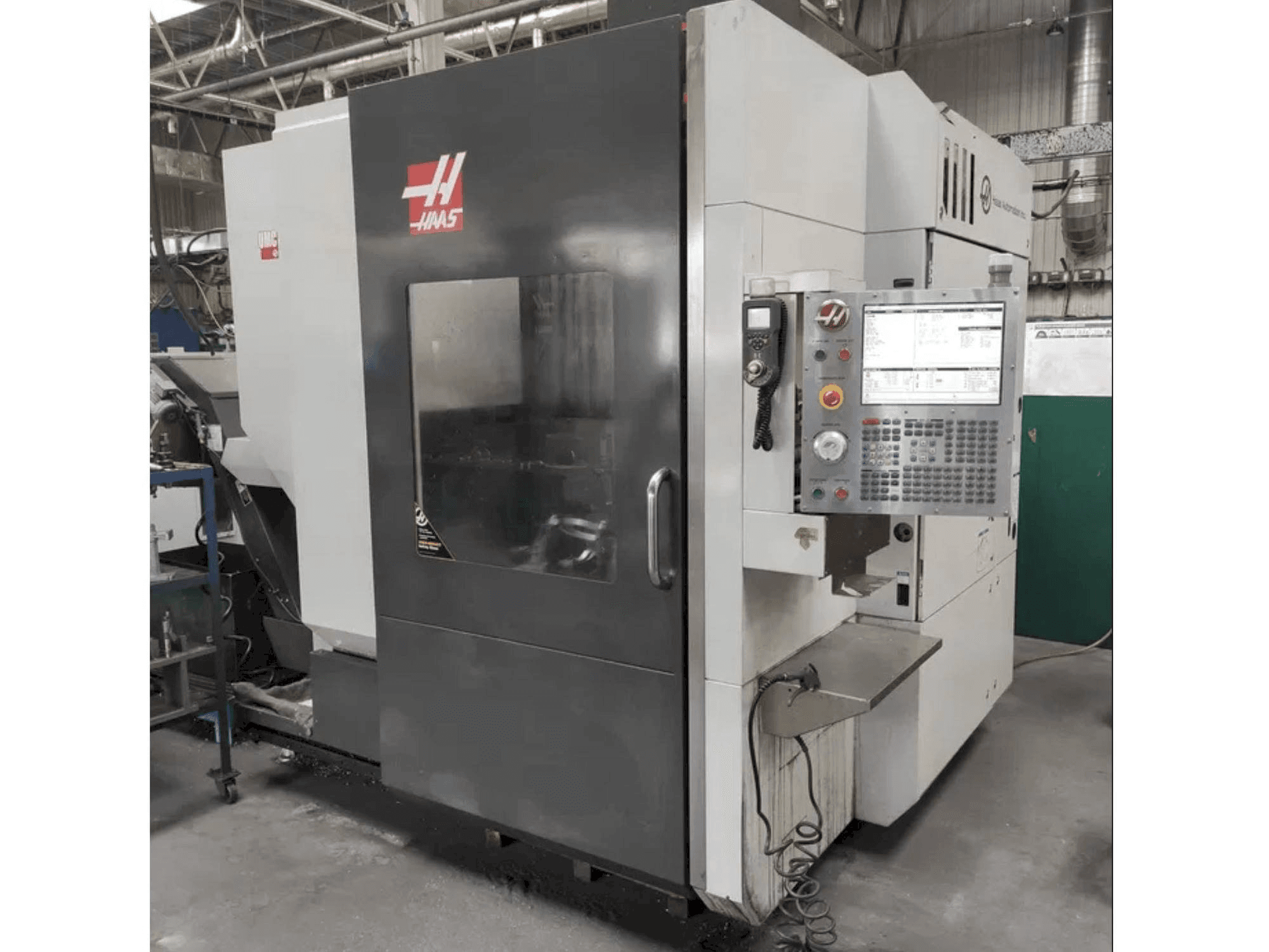 Widok z przodu maszyny HAAS UMC-750