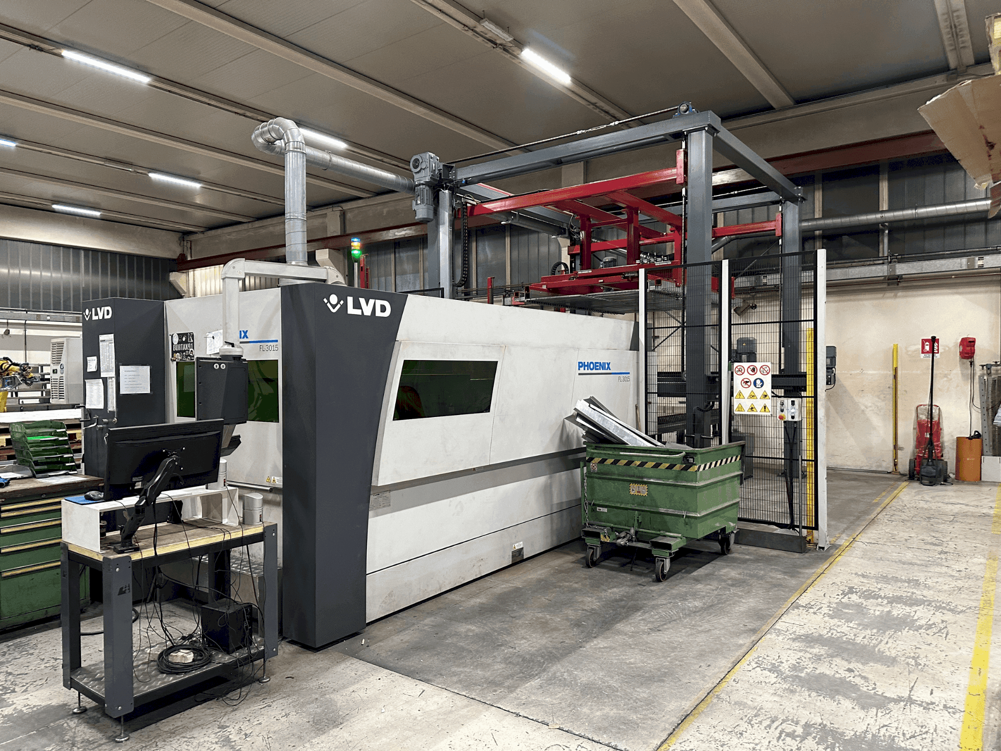 Widok z przodu maszyny LVD Phoenix FL 3015