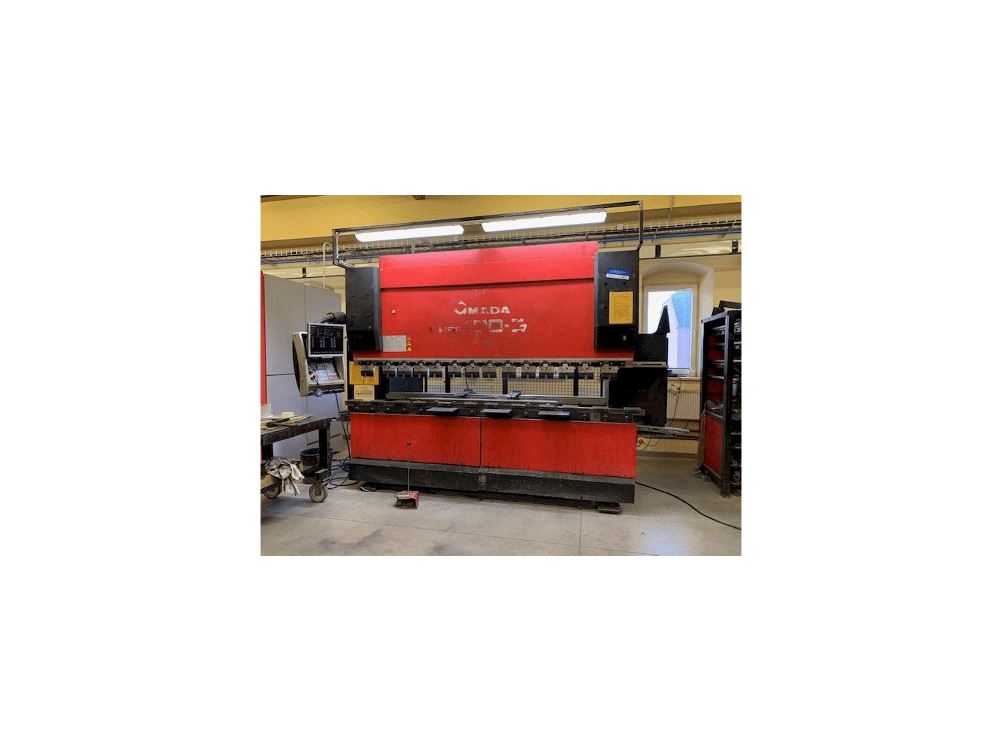 Widok z przodu maszyny AMADA HFE 100-3