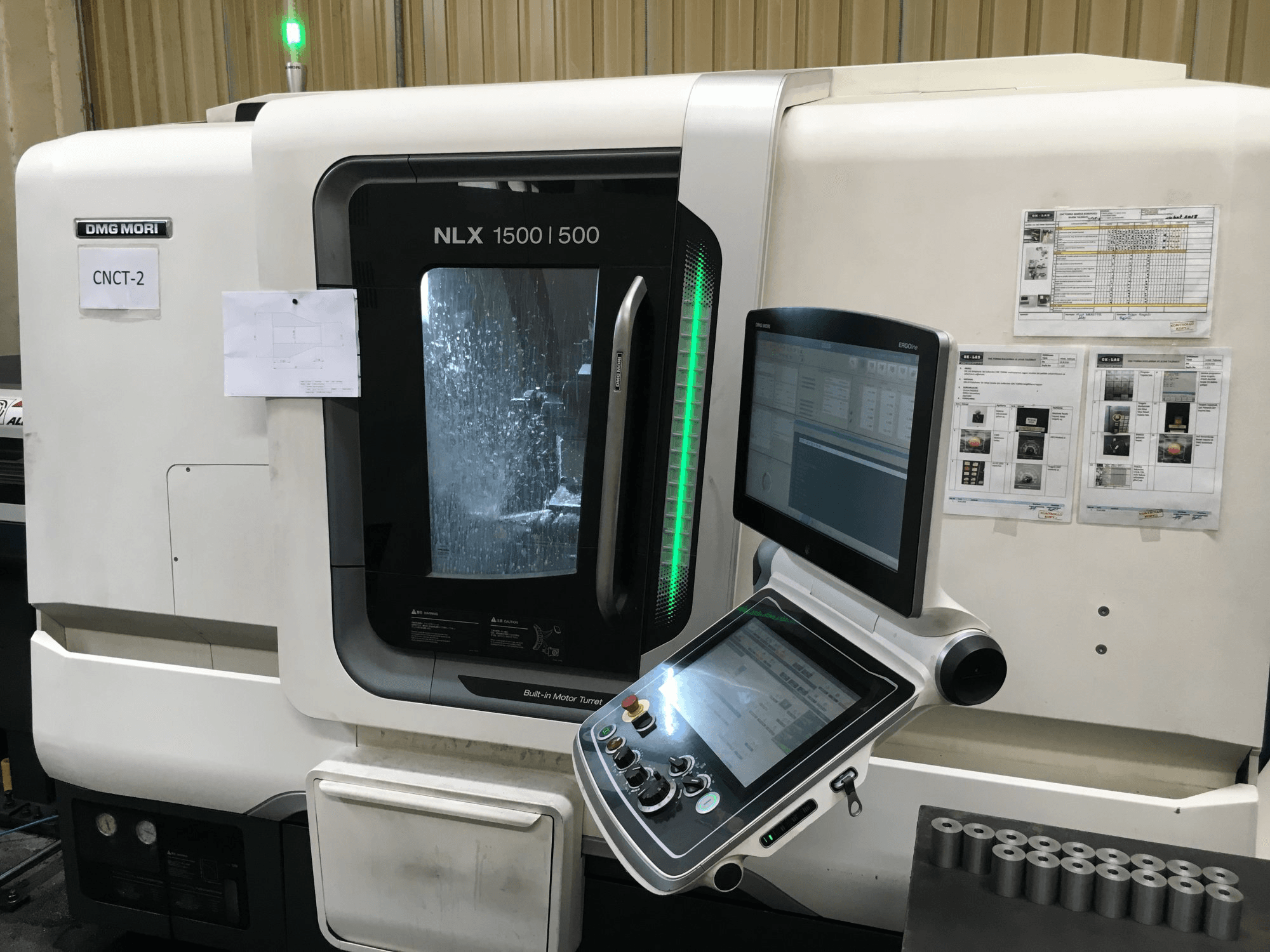 Widok z przodu maszyny DMG MORI NLX 1500 SY/500