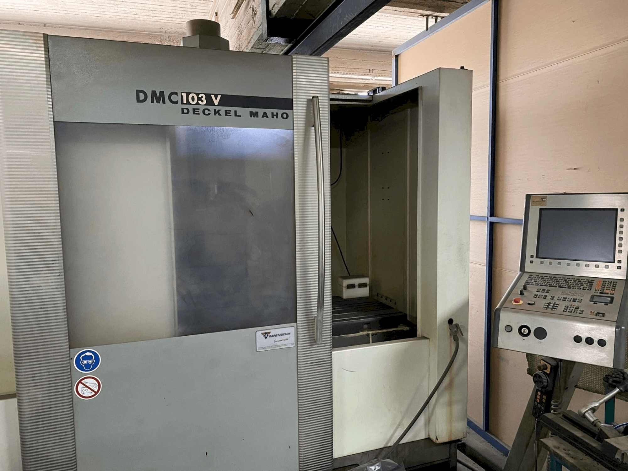 Widok z przodu maszyny DECKEL MAHO DMC 103 V