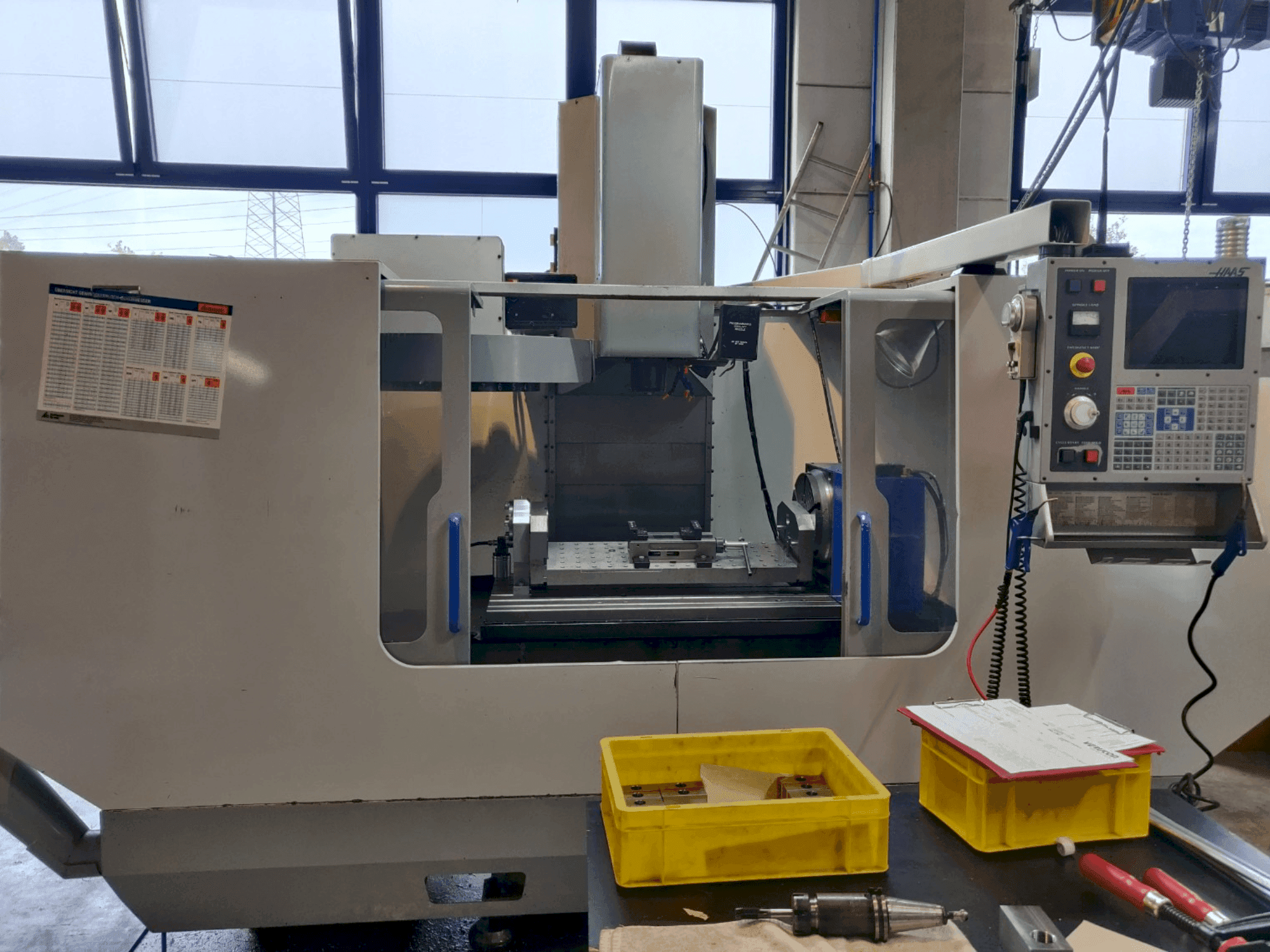 Widok z przodu maszyny MIKRON VCE 1300/40 (2001)