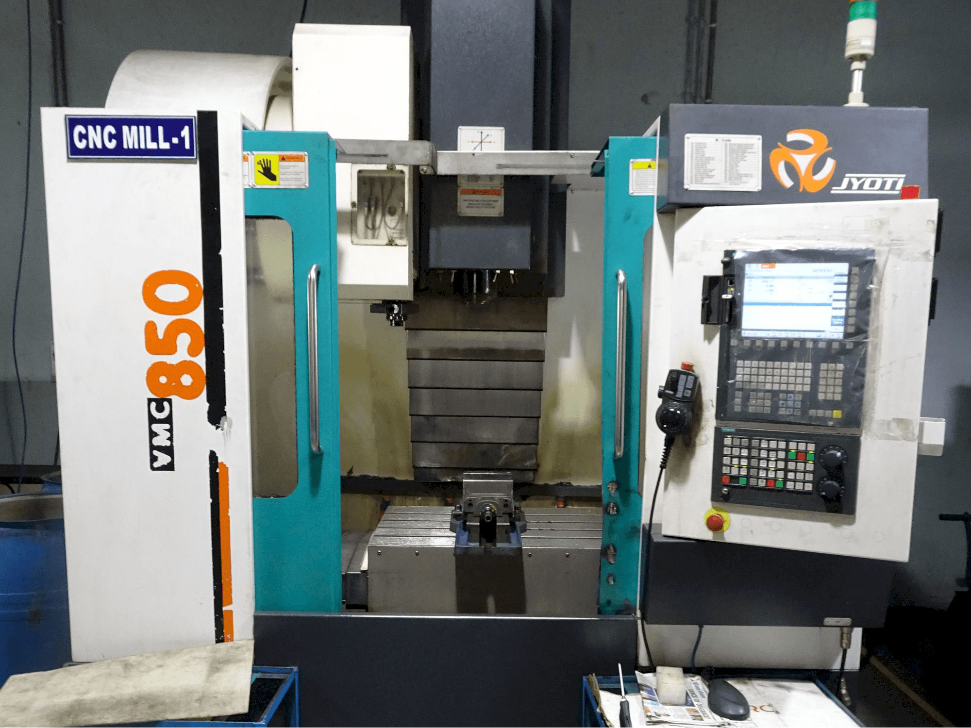 Widok z przodu maszyny JYOTI VMC-850