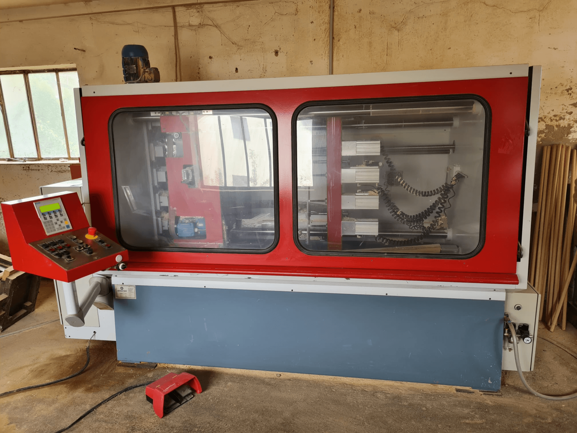 Młynek do drewna WEIRATHER KS1300/4 w widoku z przodu, z panelem sterowania, przezroczystą obudową i widocznymi elementami wewnętrznymi.