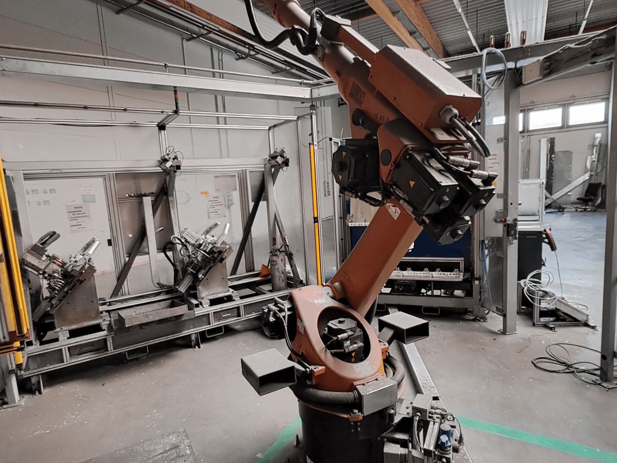 Ramię robota KUKA KR 30L16-2 w środowisku przemysłowym, widok z boku, przedstawiający przeguby ramienia i narzędzia chwytne.