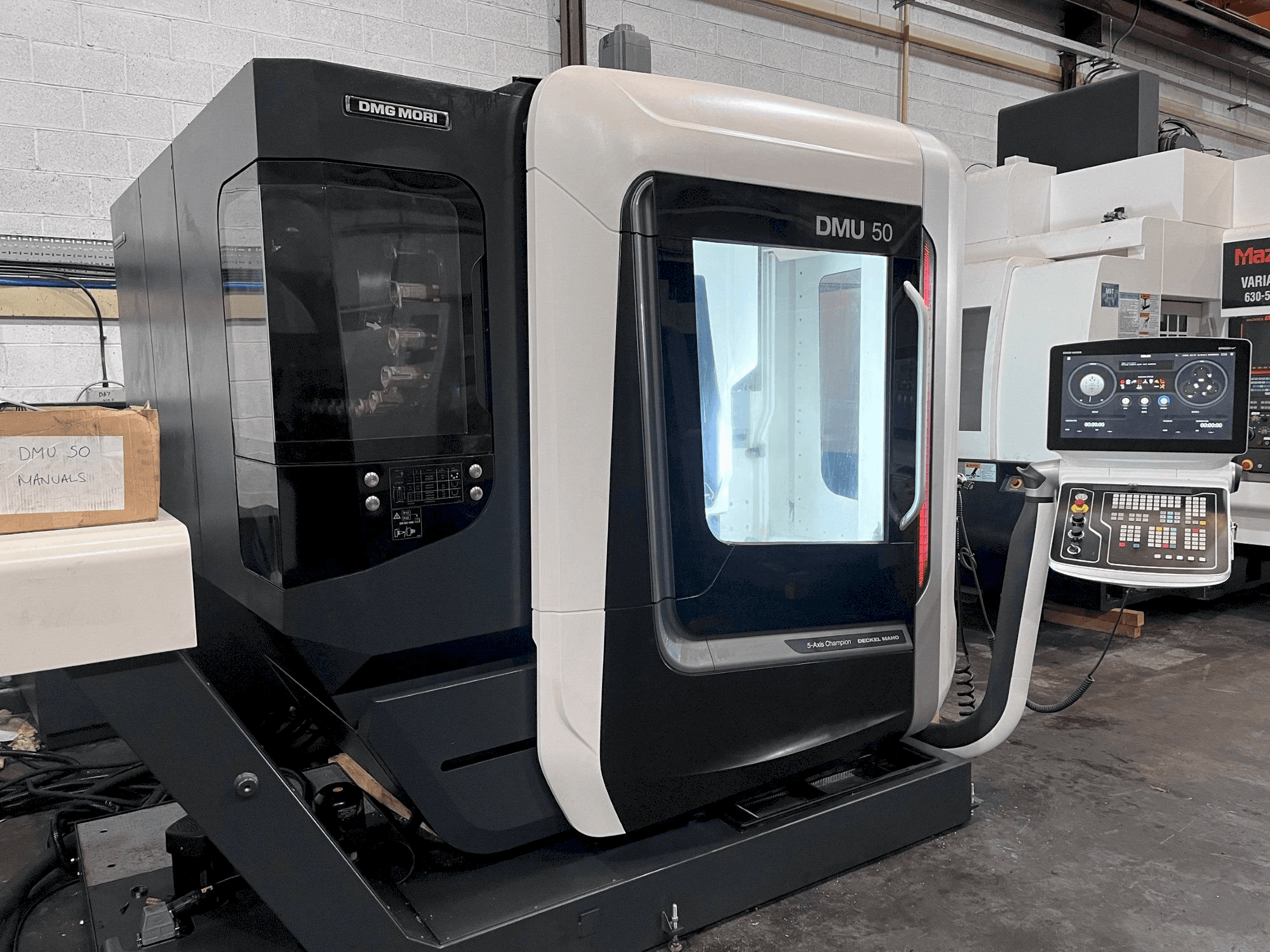 Widok z przodu maszyny DMG DMU 50