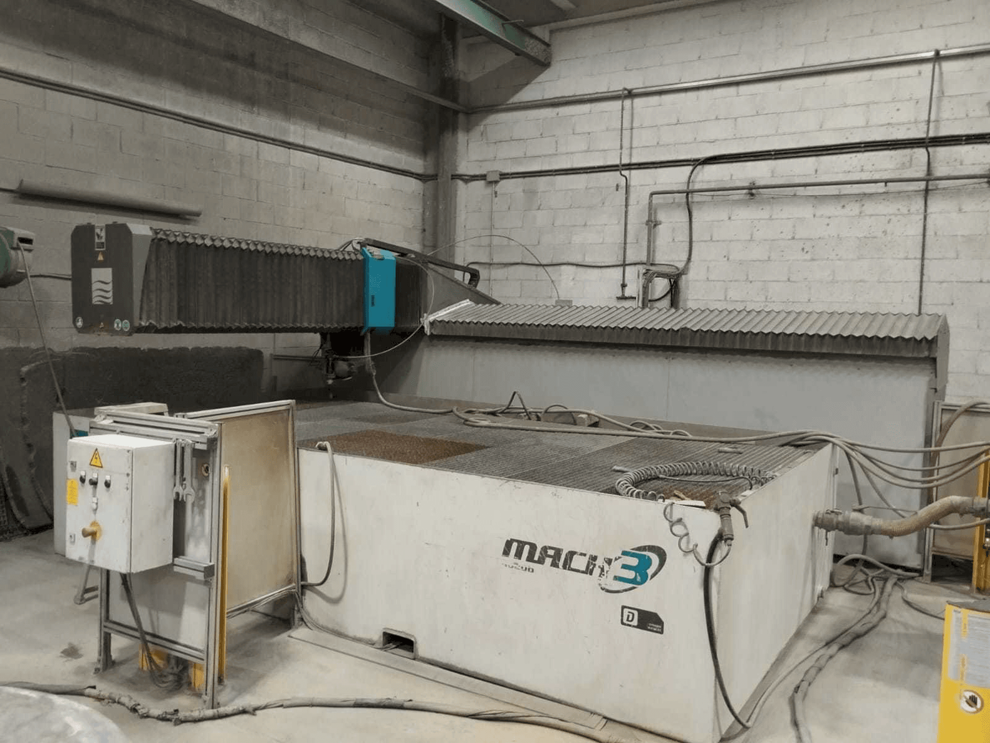 Widok z przodu maszyny Flow Mach3 4020B